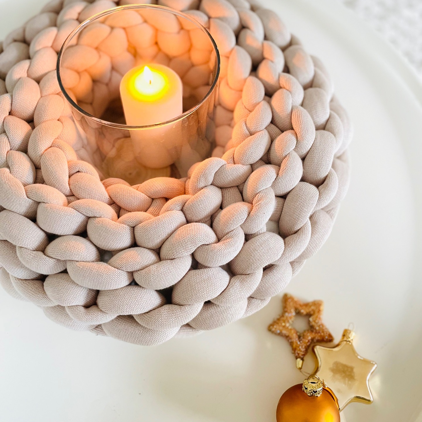 Achtung es wird schon ein bisschen weihnachtlich 🎄🤩... zumindest bei der Deko. Aber ich wollte euch unbedingt die Dekorationsideen von dem neuen Grobstrickkranz zeigen.🤓 Denn diesen mega schönen und großen Dekokranz könnt ihr jetzt auch in den Grobstrick-Workshops und in dem Workshop für den Merinokranz selber stricken. Wenn Ihr also noch einen schönen Dekokranz für eure Winter- & Weihnachtsdeko oder ein Geschenk braucht🎁, dann schaut mal auf der Workshopseite unter https://www.maschenherz-handmade.de/event-list vorbei. Dieses Jahr gibt es noch zwei Termine, wo Ihr den Grobstrickkranz umsetzen könnt: 1. 11. & 15.11. 🧶💫🎄. #häkelworkshops #häkeln #Grobstrickworkshops #maschenherz #weihnachtsdeko #diyweihnachtsdeko #dekokranz #adventszeit #adventskranz #türkranz