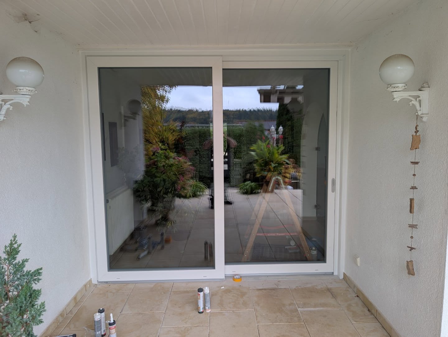 2 Hebe-Schiebetüren ausgebaut, Terrassenplatten zugeschnitten, Elemente eingebaut, die Terrassenplatten verlegt und alles wieder hübsch gemacht. Vielen Dank für das super Ergebnis an meine Helfer.
Ihr seid spitze Jungs!
#gross_fenster_tueren
#wohnbau
#sanierung
#fenster
#team