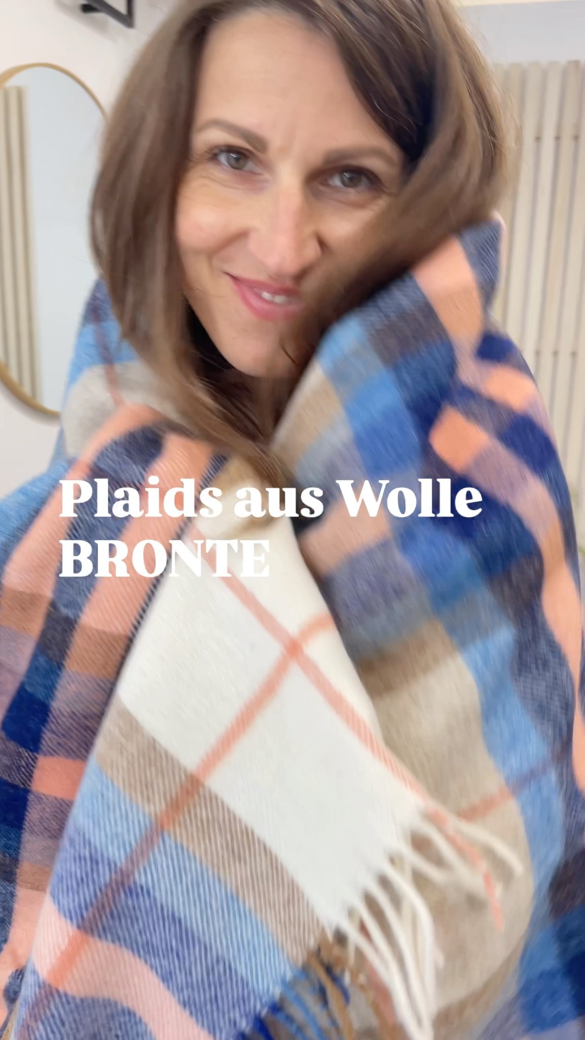 ✨ Ein Hauch von Luxus aus Yorkshire 🧶
Genießen Sie häusliche Gemütlichkeit in der warmen Umarmung der Premiumwolle von Bronte by Moon.
Jeder Plaid wird auf traditionelle Weise gewebt, wie sie in den Werkstätten Yorkshires seit Generationen weitergegeben wird. 🌿
Die Marke Bronte ist ein stolzes Mitglied der Initiative The Campaign for Wool und verwendet mulesingfreie Wolle. ❤️🩹
Machen Sie es sich zuhause gemütlich und bereiten Sie sich auf lange Winterabende vor.
👉 https://www.bellagreen.de/kategorie/tagesdecken-aus-wolle/
🎁 Ein Tipp für ein wärmendes Weihnachtsgeschenk für alle Liebhaber der häuslichen Gemütlichkeit🕯️
💌 Kostenloser Versand ab 100 €
🌿 Naturmaterialien
🚀 Schnelle Lieferung
