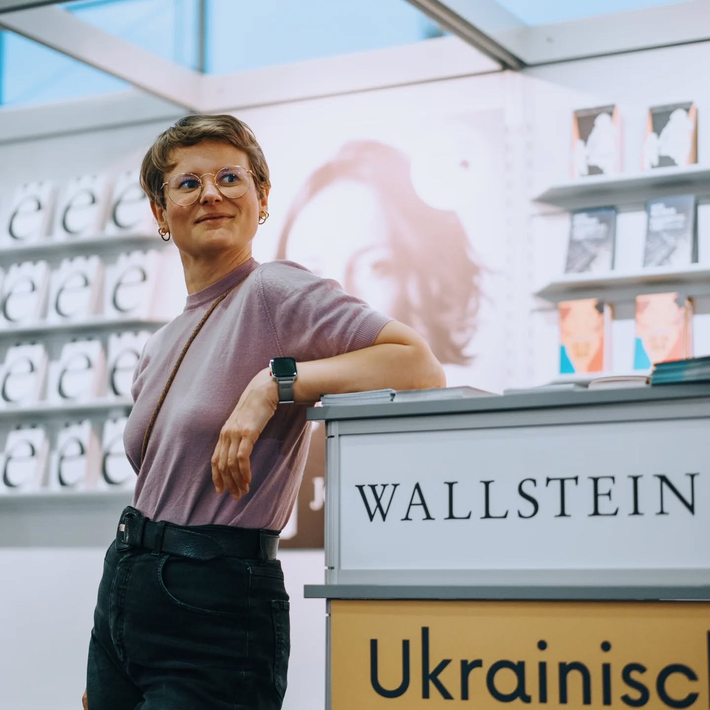 Frankfurter Buchmesse 2025
Das waren erstaunlich entspannte Tage, an denen ich viele liebe Menschen wiedergetroffen und ein paar neue kennengelernt habe.
Jetzt bin ich mit einem Stapel Bücher wieder zu Hause und freue mich auf ein bisschen Zeit zum Lesen und Schreiben (da kommt bald wieder was...).
Alle Messebilder vom großartigen @chichi_aus_prinzip ♡