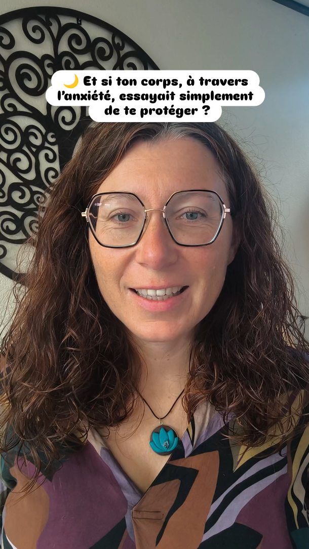 🌙 Et si ton corps, à travers l’anxiété, essayait simplement de te protéger ?
Pendant l’atelier PKS d’hier, on a parlé de la peur et de l’anxiété.
C’est un sujet que je connais intimement.
J’ai vécu des années de crises d’angoisse — parfois quotidiennes.
Je finissais tétanisée, en apnée, sans comprendre ce qui m’arrivait.
J’ai longtemps cherché à contrôler, à fuir, à anesthésier.
Et plus j’essayais de lutter, plus je me sentais cassée, impuissante, différente.
Jusqu’au jour où j’ai compris une chose essentielle :
💫 mon corps ne se battait pas contre moi — il cherchait à me protéger.
La crise d’angoisse, c’est un signal fort.
C’est le moyen qu’a trouvé mon corps pour me dire :
> “Ce que tu vis, là, c’est trop.”
Alors maintenant, quand ça monte, je ne résiste plus.
Je respire, je l’accompagne, je laisse mon corps trembler, vibrer,
faire ce qu’il sait faire le mieux :
libérer ce qui a besoin de circuler.
Et derrière chaque tempête, l’énergie revient.
Parce que j’ai cessé de vouloir éteindre ce qui, en réalité, voulait me ramener à la vie. 🌿
🪷 Le PKS (Peter Koenig System) m’a aidée à mettre des mots sur ces mécanismes,
à accueillir les émotions sans les fuir,
et à retrouver la paix du corps et du cœur.
💌 Si ce message résonne, tu peux rejoindre un prochain atelier PKS collectif pour explorer cela à ton rythme.
(commente PKS et je t'envoies les dates )
🪞 Je suis Julie Gohier, Magic’Kiffeuse – Facilitatrice de Joie Incarnée.
J’accompagne les femmes sensibles à se retrouver,
à libérer les émotions bloquées et à vibrer leur lumière naturelle. 💖
#anxiété #crisedangoisse #libérationémotionnelle #pks #peterkoenigsystem #magickiffeuse #joieincarnée #femmesensibles #developpementpersonnel #reconnexionasoi #spiritualitéféminine #oserêtre #authenticité #écouteducorps #émotions #acceptercequirest #oserlefeminin #corpsetâme