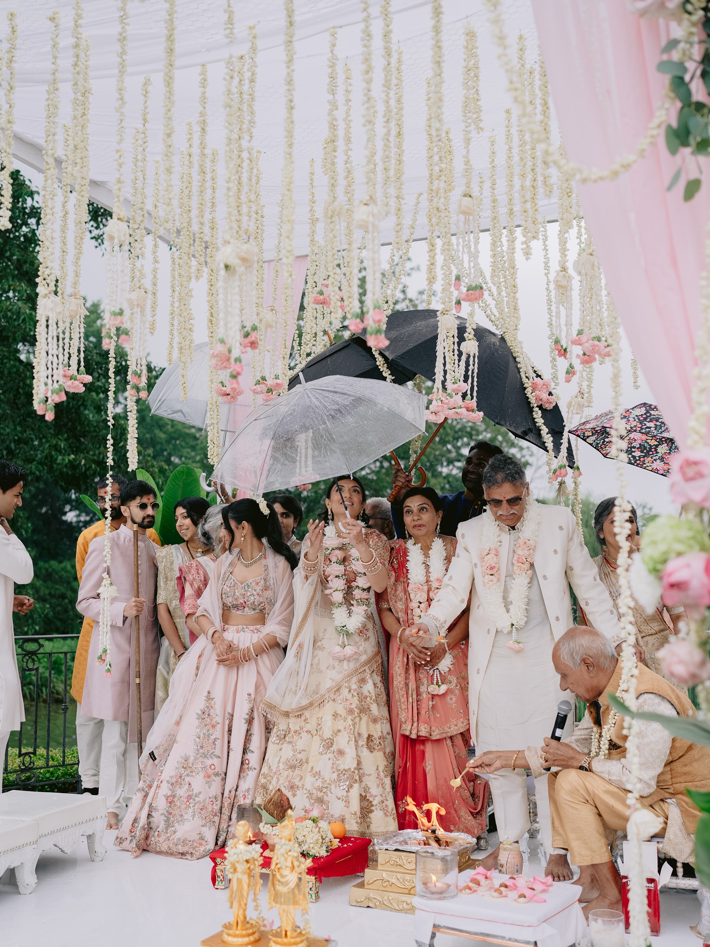 Even nature wanted to bless this beautiful wedding day with some rain 🥰
📸Photographer: @swapniljunjare
📌Location: @parkchateau
📋Event Planner: @radzevents @urvashi.mishra
🍴Caterers: @roundtable.hospitality
#exclusiveevents #exclusiveeventsny #mandap #luxurywedding #weddinginspiration #romanticdecor #southasianwedding #dreamwedding #tristatewedding #floral #floraldecor