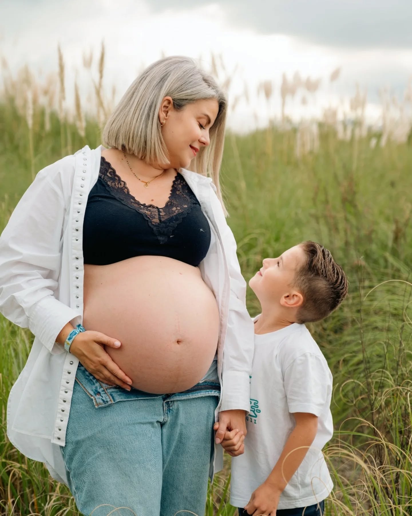 Mamá que voy a ser el mayor de la casa!!⚡
Hace un tiempo estaba haciendo estas mismas fotos, pero era Mael el que estaba dentro de esa barrigota.
Nos dejó un par de años de margen para hacerle el seguimiento (por que Mael es un Rockanrolla jeje) fotos que se convirtieron en unas de mis favoritas, que todo el mundo reconoce. Llegáis al estudio y el resto de familias me dice: Anda si son ellos!
y Sí, son ellos. siempre han sido ellos❤️
No puedo esperar más a ver al nuevo ratonin de la familia!
.
.
.
.
.
..
#maternityshoot #maternitysession #maternidadecomamor #familytime❤️ #photofamily #photofamilystudio #maternidad #maternity #maternidadreal #fotografiaembarazo #embarazo #sesionembarazo #melanymfotografia #fotografíafamiliar #fotografiadefamilia #fotografiainfantil
