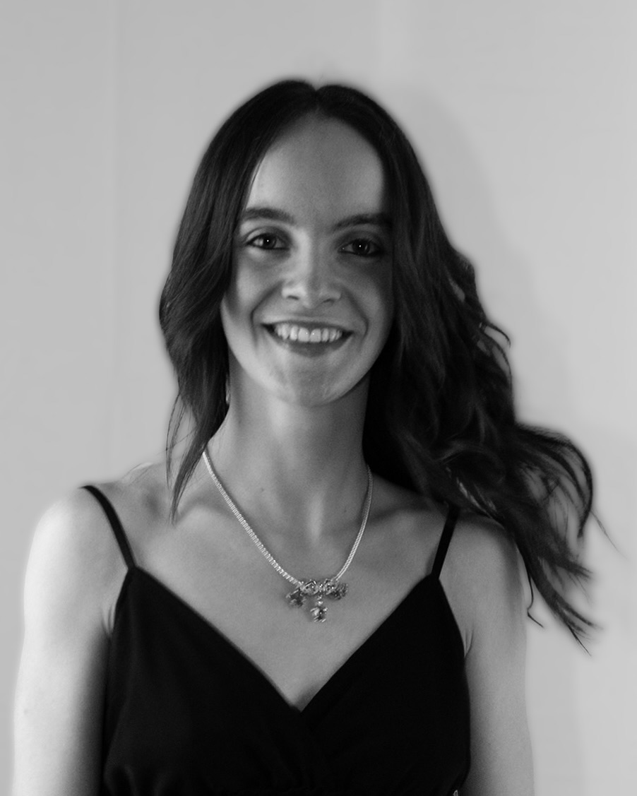 🎞️Un Ritratto, Una copertina, Una storia
Quando Jessica mi ha chiesto di realizzare il ritratto per la copertina del suo primo libro, ho subito capito che non si trattava solo di una foto. Era l’inizio di un viaggio!
Abbiamo cercato insieme uno sguardo che raccontasse chi è, ma anche chi sta diventando. Ed oggi quelle foto sono lì, a dare il benvenuto ai lettori.
Sono felice e orgogliosa di aver messo il mio sguardo nella nascita di questa nuova avventura!
#ritrattofotografico #copertinalibro #fotografiaritratti