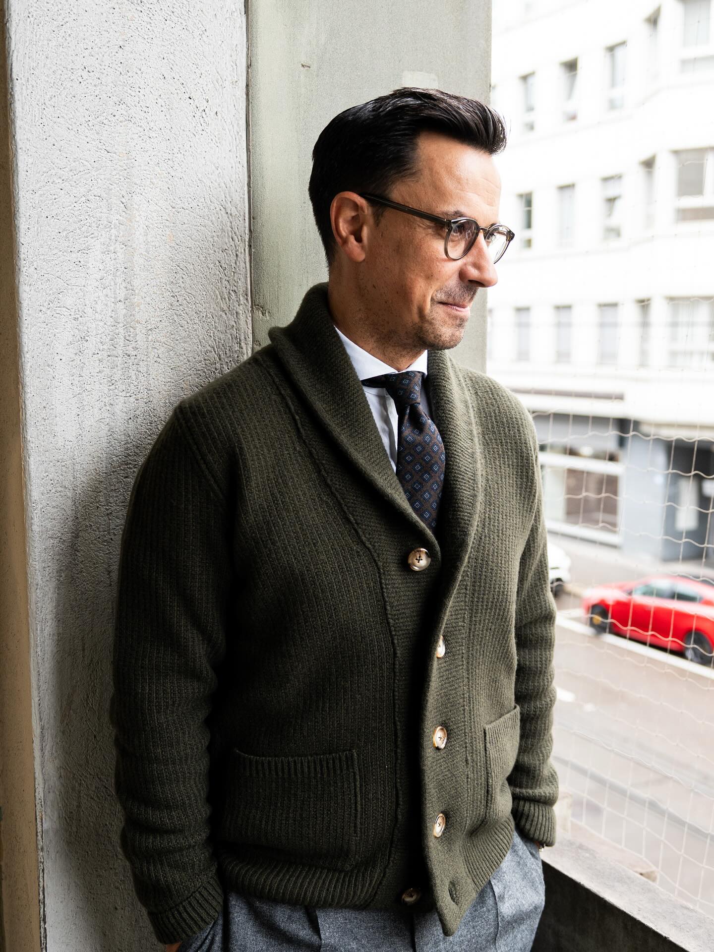 Wunderschöner Cardigan aus 100% Lammwolle in einem traumhaften Grünton ist da! Weich, hochwertig und vielseitig – perfekt für klassische Looks oder lässige Outfits. #cardigan #wool #strickjacke #massanzug #massanzuzürich #masshemd #masshemdzürich # @drakesdiary