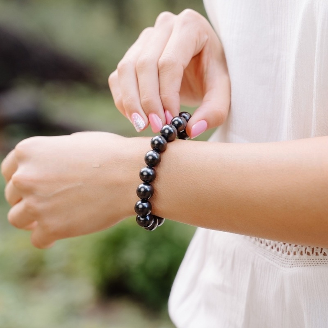 ✨ Pulseras ShungiLife — estilo y protección para uno. ✨
Llegaron las nuevas pulseras ShungiLife: modelos para hombre, mujer y para quienes buscan un accesorio con intención. Perlas negras 8 mm, placas pulidas, cuentas mates y opciones en cuero artesanal — calidad que se nota y acompaña. 🖤
Cada pieza está hecha con shungita de Karelia, una roca ancestral que contiene fullerenos. Mucha gente la usa como apoyo simbólico para crear calma y sentir protección frente a las radiaciones de los dispositivos.
(Nota honesta: las experiencias son personales y la evidencia científica sobre efectos en la salud aun están estudiándose). 📶✨
PROMO: por la compra de cualquier pulsera te llevas una placa para celular de regalo — ideal para llevar protección y estilo a todos lados. 🎁 (hasta agotar stock)
¿Cómo pedir?
Seguí @ShungiLife
Deja ❤️ en la foto que te guste
Mándanos DM con el modelo y talle (o compra por el link en la bio)
Stock limitado — las más pedidas vuelan. ¿Cuál te llevas? 🔥
#Pulseras #Shungita #ShungiLife #EstiloConSentido #ProtecciónEMF #AccesoriosConAlma #HechoAMano