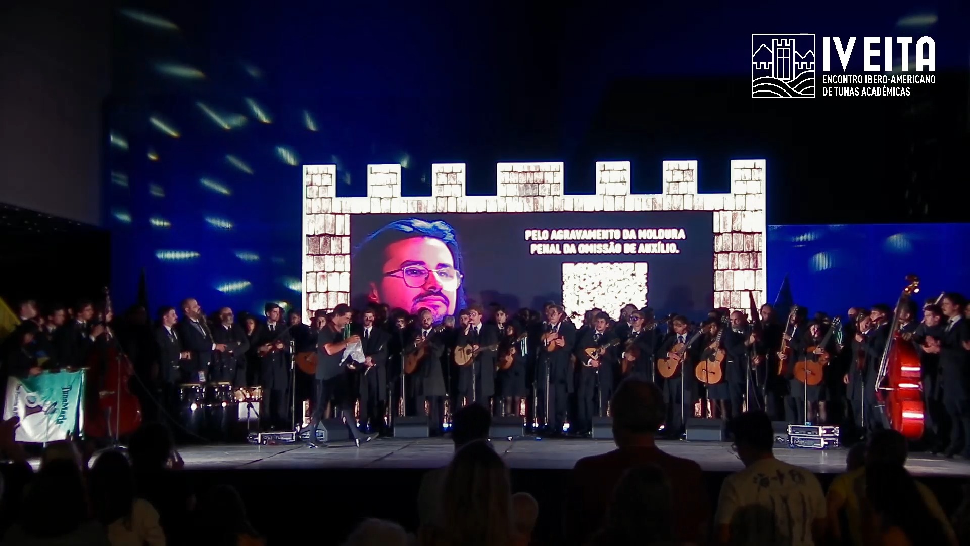 Yo Sin Ti – Homenagem ao Afonso | IV EITA – O EITA do Afonso
Há momentos que nunca deveriam existir. Este é um deles.
Mas, já que o destino nos obrigou a viver o impossível, quisemos que o amor e a memória falassem mais alto.
No sábado à noite, no encerramento do IV EITA — o EITA do Afonso — aconteceu algo que dificilmente se repetirá.
Mais de 500 tunos, vindos de mais de 10 países, em palco e na plateia.
E juntos, como um só corpo, uma só alma, uma só voz, cantaram “Yo Sin Ti”, em homenagem ao Afonso.
Foi um momento indescritível.
Um nó na garganta, lágrimas nos olhos, e o som de instrumentos do mundo a fundir-se com o do coração.
Uma plateia inteira a cantar e a olhar o céu, a procurar a estrela mais brilhante — aquela onde sabemos que está.
Nesse instante, não havia escudos, nem becas, nem trajes diferentes.
Havia apenas uma voz.
Uma voz bem alta, dirigida à mais bela das estrelas.
O Afonso era — é — parte deste mundo das Tunas.
E, como as comunidades do Osu! e do Yu-Gi-Oh!, este mundo tem-nos mostrado um apoio que não conseguimos exprimir por palavras.
Tem sido um abraço constante, vindo de perto e de longe, feito de música, de gestos, de mensagens e de presenças silenciosas, mas cheias de amor.
A todos os tunos e amigos que ali estiveram — e a todos os que, de coração, estiveram connosco — o nosso eterno obrigado.
E um agradecimento muito especial ao @pzr.gram , ao @zejfmendes e ao @edumisilva pelo vídeo, e ao @pedro_souto_de_castro pelo cuidado no áudio.
O Afonso merecia isto.
E merecia mais.
Mas neste dia, temos a certeza, ele ouviu, sorriu e cantou connosco.
Por ti, Afonso. Sempre.
#EITAdoAfonso #YoSinTi #Tunas #Homenagem #JustiçaPeloAfonso #portiafonso