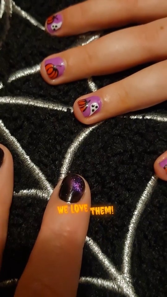๐ป Halloween Nails ๐
We have an extra week to fill and I'm working a lot so feeling the mum guilt! I don't normally do manicures or anything like that (I'm not a girly girl), but big un is 9 and amazing with make up, and alwaaaaays asking for her nails done properly, so I took them both for a treat.
I'm a little in love with mine and may have been converted ๐
(And before I get hounded, no, they didn't get gels. It's just basic polish for them)