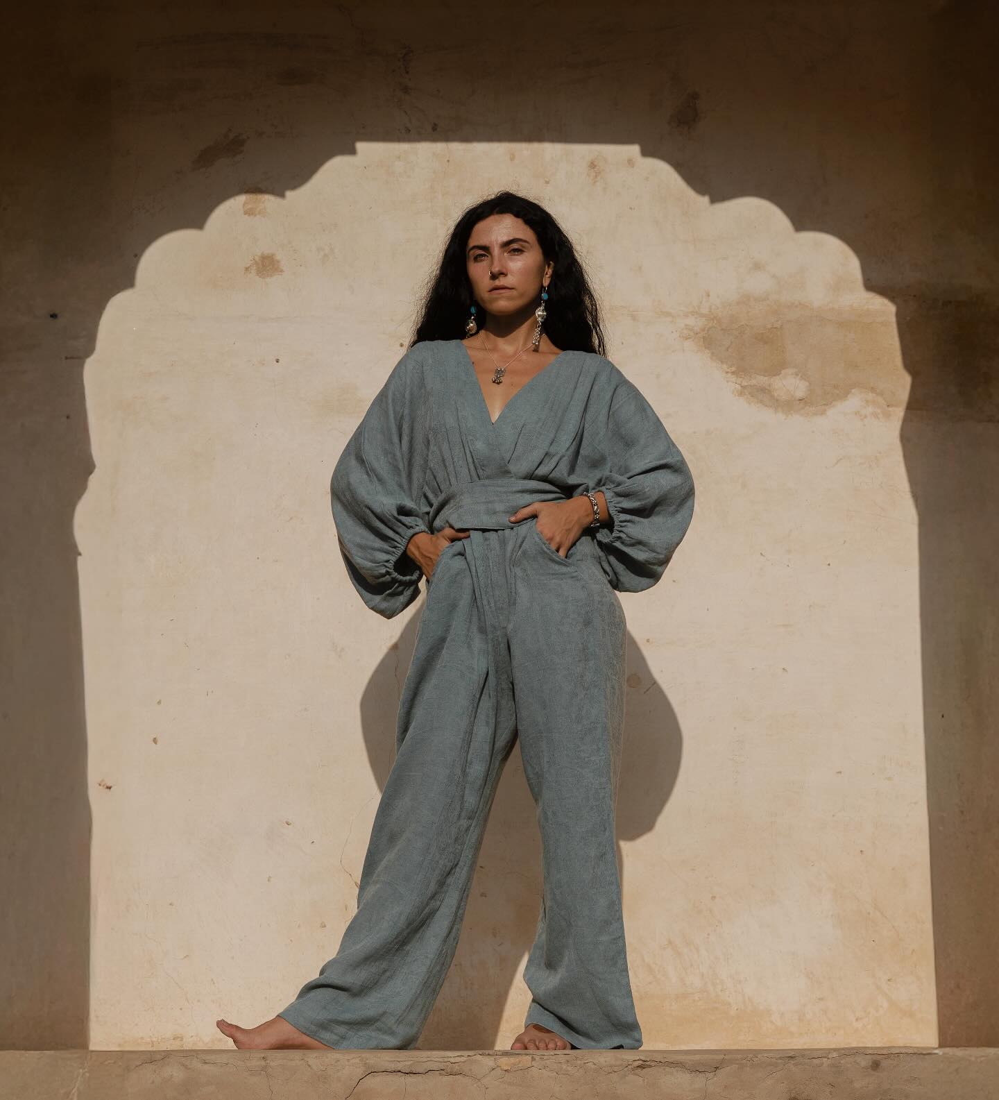 Another favourite piece from our new Fall Winter collection! 🌺
For the very first time… a jumpsuit! I’ve always loved jumpsuits: super comfy, easy to wear, and effortlessly beautiful in one go.
This one’s crafted from 100% soft jacquard cotton with delicate paisley motifs. Will show you the close-up details of this gorgeous fabric soon! 🤍
Pic made by @tirtha.studio & @saraji.santarelli
Silver Jewelry by @gulabo.bysaraji
Curious when more new items arrive? Join our newsletter through THAAMSZ.COM 🫶🏼