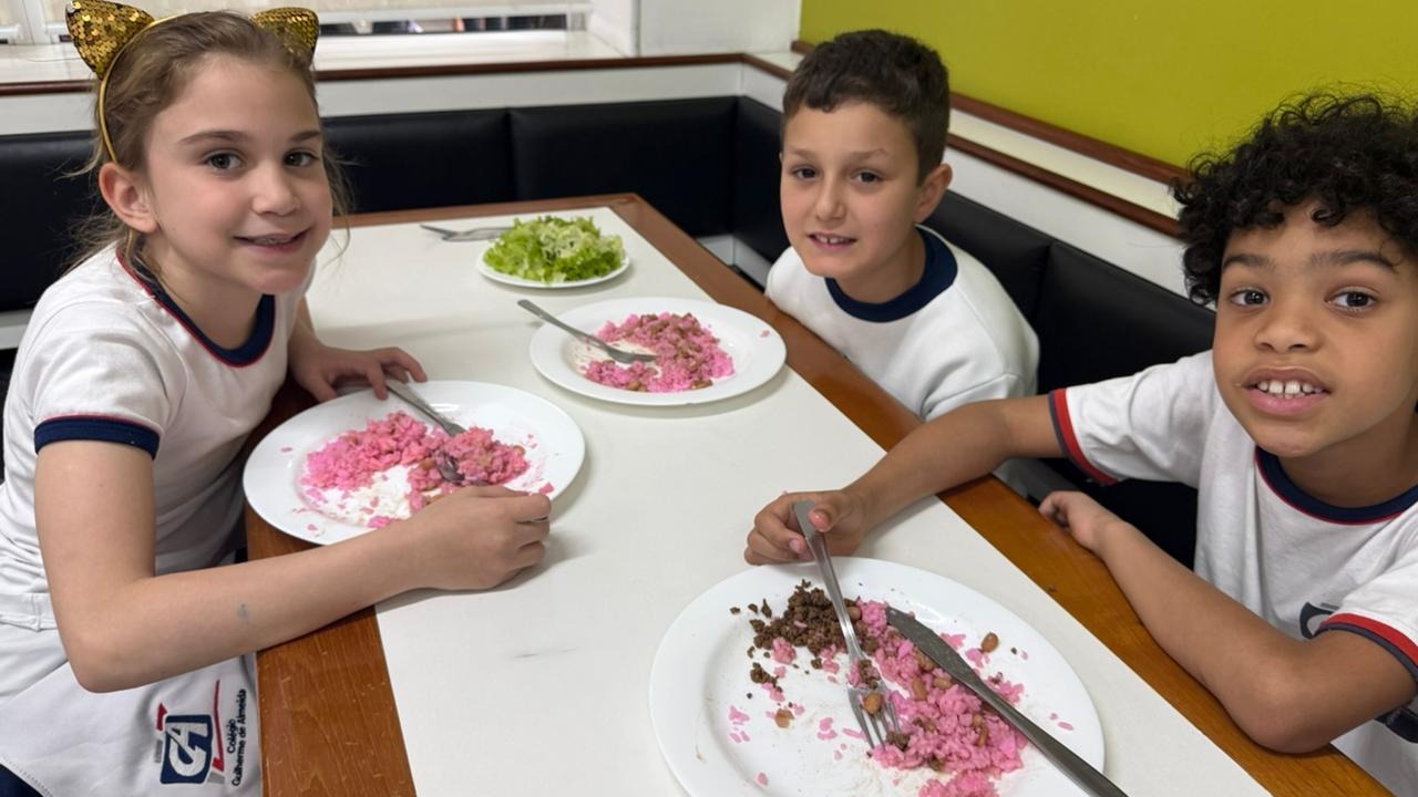Dia rosa na nossa alimentação do Integral!
No almoço do Integral e no lanche da tarde, tudo estava rosa, trazendo muita diversão e encanto para as refeições dos nossos alunos! 💖🍓
Foi incrível ver como cores e sabores podem transformar a hora da alimentação em um momento alegre e especial.
#somosga #angloalante
#colegioguilhermedealmeida