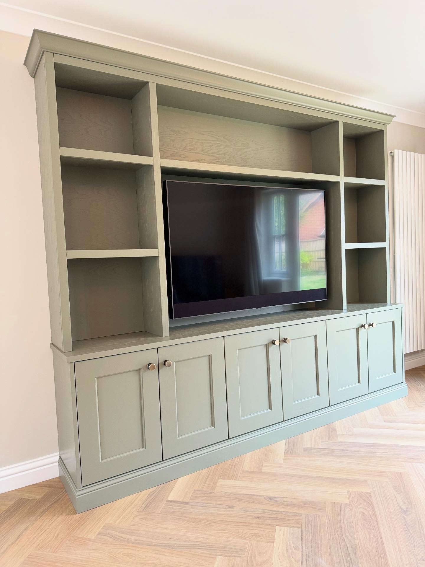 Painted Ash Veneer Media wall.
Bespoke Media wall sprayed in @farrowandball Treron
Window seat in the same property sprayed in Wevet.
@stori_collection Wakefield doors
Spray paint finish from @bandpjoinery
#mediawall #bespoke #design #tv #skyglass #mediawallideas #mediawalls #windowseatproject #windowseat #Ash #venner #farrowandball #livingroomdesign #livingroom #livingroomfurniture #ashwoodkitchens #handmade