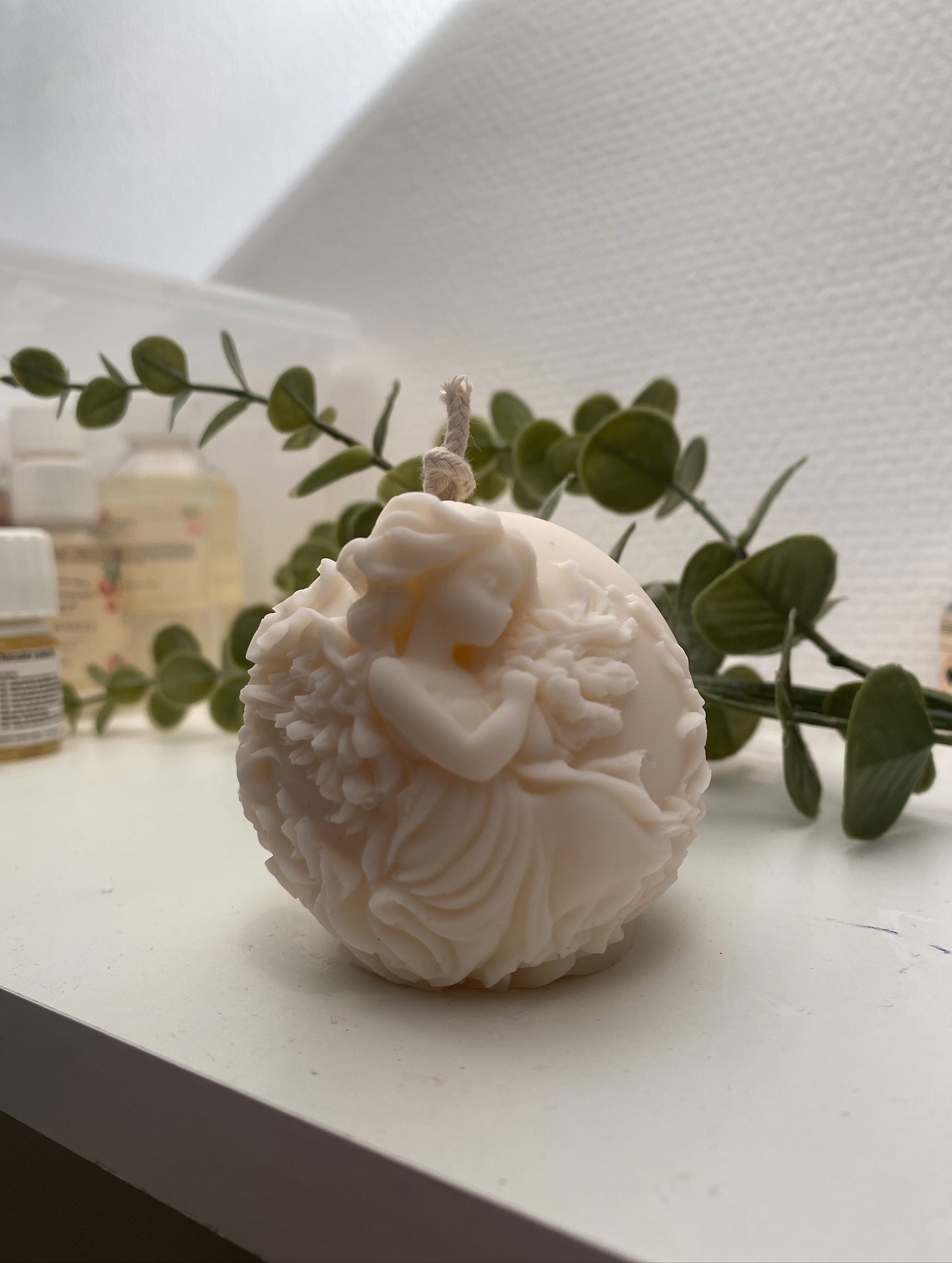 — Moulée ANGE 🪽
Un design tout doux pour cette petite fille, qui se verra recevoir une bougie angélique, à l’odeur intemporelle de vanille. ✨
Je l’ai emballé sous film transparent et agrémenté d’une breloque coeur rayonnant. 🤍
Ma cliente souhaitait un design d’ange et je trouve que ce modèle est juste parfait, et très délicat. 🪽
Merci encore @edeliss_salon pour ta commande 🫶🏼
Si vous aussi vous avez une naissance, un baptême, un cadeau d’anniversaire à faire : contactez moi par MP et je me ferais une joie de réaliser un cadeau unique et rempli de sens. 🩷
#naissance #bapteme #communion #cadeau #cadeaumarraine #marraine #cadeaunaissancepersonnalisé #personnalisation #bougies #bougiespersonnalisés #personnalised #personnalisedgift #gifts #artisanat #artisanatfrancais #faitmain #faitmainenfrance #metz #talange