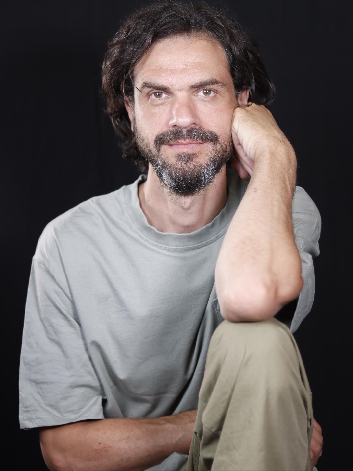 El @camacholeo33 🤍 coach e instructor mindfulness, conocedor de la ciencia de la escucha, ha logrado ayudarme a soltar viejos patrones y a reaprender a vivir con más presencia en los nuevos. Muy agradecida a su acompañamiento, su sostén y su amor.
Aquí os dejo la sesión de estudio que enmarca su porte, que arranca su exposición en este camino por el que ya lleva tiempo navegando.
#coach #sesiondefotos #sesiondeestudio #sesiondeperfilprofesional