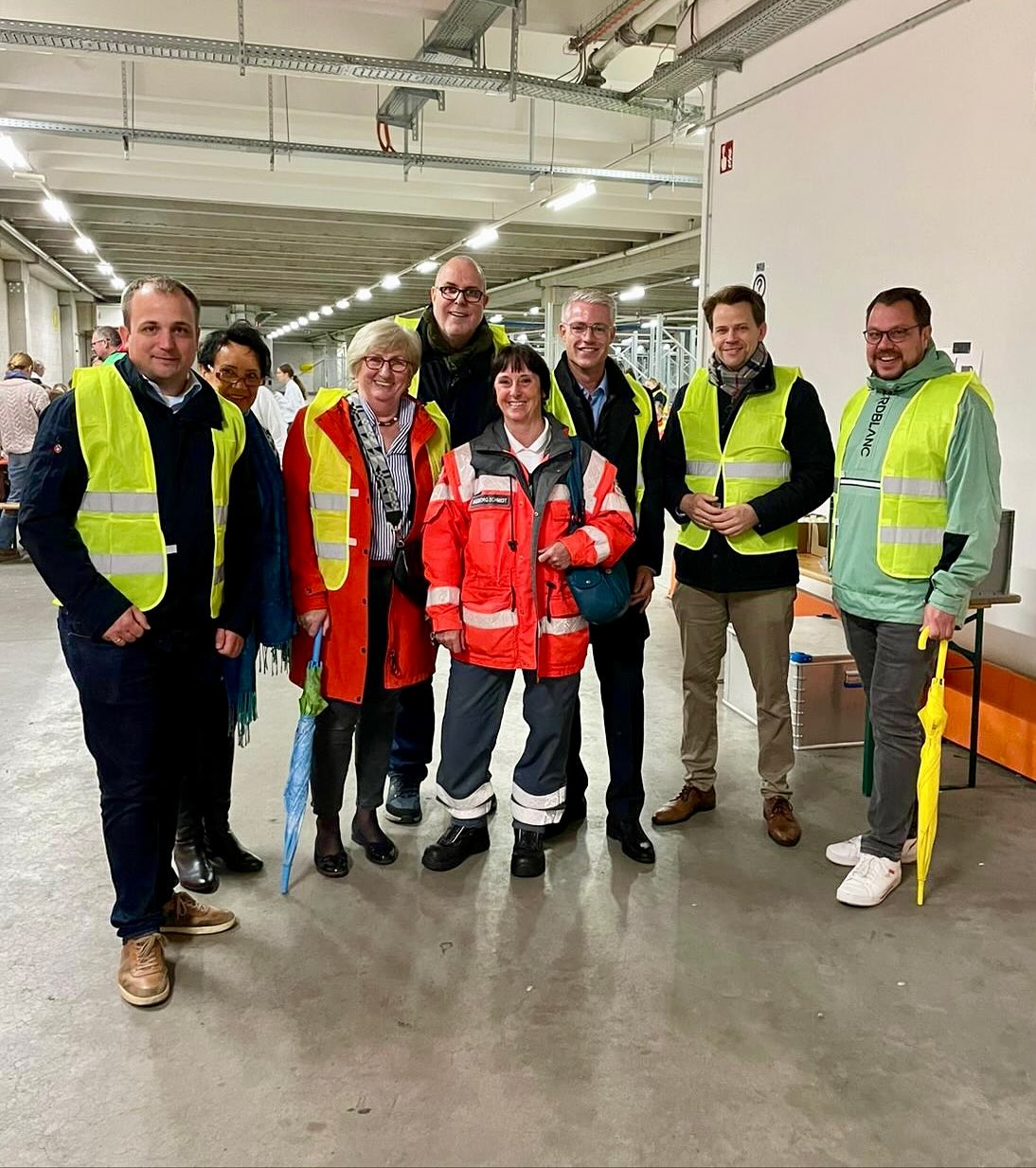 Wie proben unsere Einsatzkräfte eigentlich den Ernstfall?
Heute war die jährliche Einsatzübung der Einsatzeinheit 04 im Rheinisch-Bergischen Kreis. Solche Übungen müssen mindestens einmal im Jahr unter Beobachtung des Amtes für Bevölkerungsschutz gemacht werden.
Die Einsatzeinheit 04 ist eine Katastrophenschutz-Einheit des Deutschen Roten Kreuzes im Rheinisch-Bergischen Kreis, die sich aus Helfern der Ortsvereine Rösrath und Overath zusammensetzt. Die Einheit besteht aus ehrenamtlichen Kräften und ist unter anderem in den Bereichen Betreuung, Verpflegung, Technik und Sanitätsdienst aktiv.
Es war beeindruckend zu sehen, wie dieses realistische und anspruchsvolle Einsatzszenario professionell bewältigt wurde! 👏
Vielen Dank für Euren Einsatz! 🙏
#rheinischbergischerkreis #deutschesroteskreuz #ehrenamt #katastrophenschutzübung