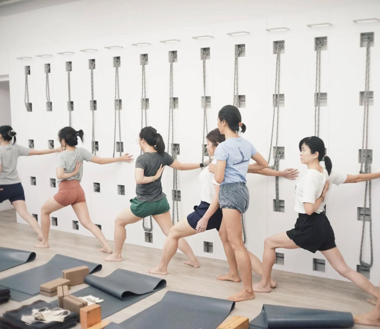 Working on the mobility of the shoulders is an ongoing journey in our classes.
在我們的課堂中,肩部的靈活性訓練是一段持續的旅程。
#Iyengaryoga #Yoga #QuarryBayYoga #NorthPointYoga #Backcare #ImproveCirculation #PostureCorrection #YogaPractice #HealthyBack #HealthyNeck #Grounding #MotherEarth #Holistic #ShouldersPain #MobilityOfShoulders #Healing #Mindfulness #艾揚格瑜伽 #足健 #膝痛 #健脊瑜伽 #瑜伽式子 #矯正不良姿勢 #改善血液循環 #肩痛 #靈活肩部