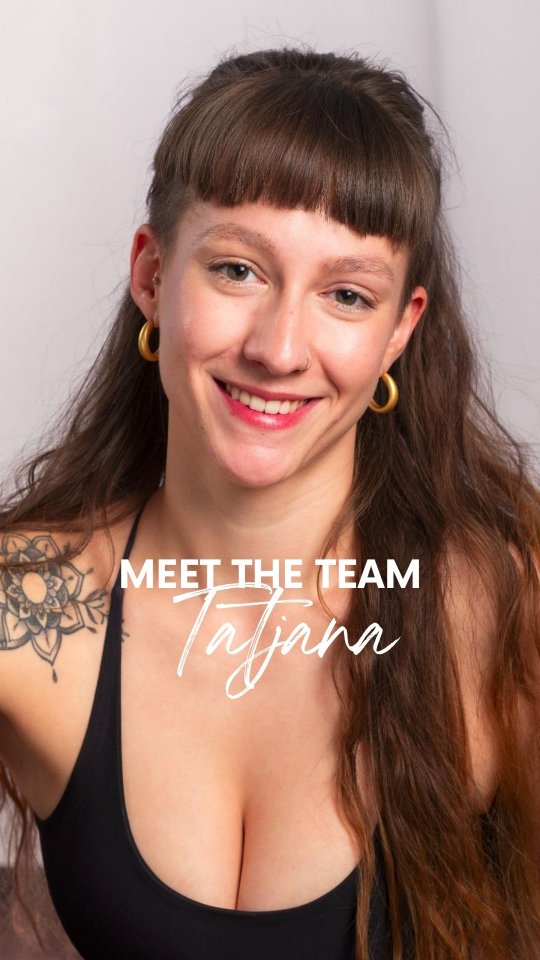🎥 Lerne @t.atjana.b kennen – deine SPIN-UP Trainerin ✨
Vor vier Jahren hat sie selbst im Spin-Up bei Anna angefangen. Heute unterrichtet sie am Mittwoch und Freitag Intermediate und Schnupperstunden.
Ihr aktuellen Lieblingsmoves? Handstand, Leg Waves & natürlich der Fankick. 🤸♀️
#spinuplife #poledanceschweiz #poledance #polefitness #poledancestudio #polecommunity #bern #köniz #intermediatepole #poledanceprogress #fankick