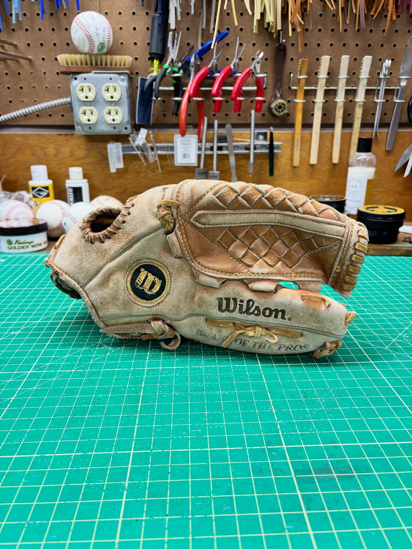 Nice old school Wilson Staff. Sharp black laces, palm adhesive, clean and conditioned. Ready again. Your old glove is not beyond restoration no matter how long it’s been sitting.
I’ve never seen the Wilson “W” on a thump loop like this. Pretty cool detail.
#relacednotreplaced #relacedontreplace #ballplayersbalm #buyfastpitchgloves #wilsonstaff #flatbillbaseball #staygrassy #makingyourglovegreatagain
