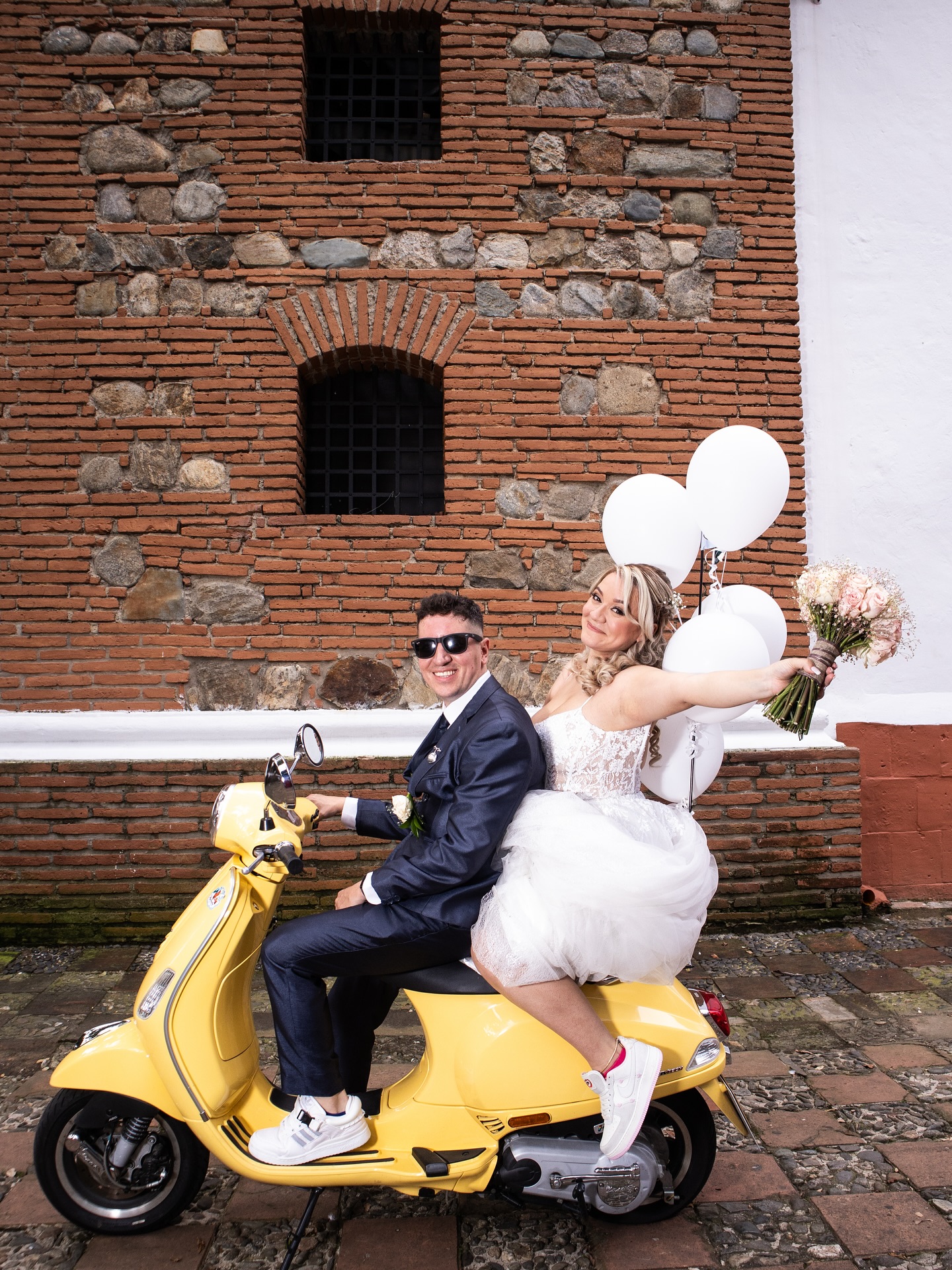 Si vieron dos locos en una Vespa…eran ellos ✨🤍