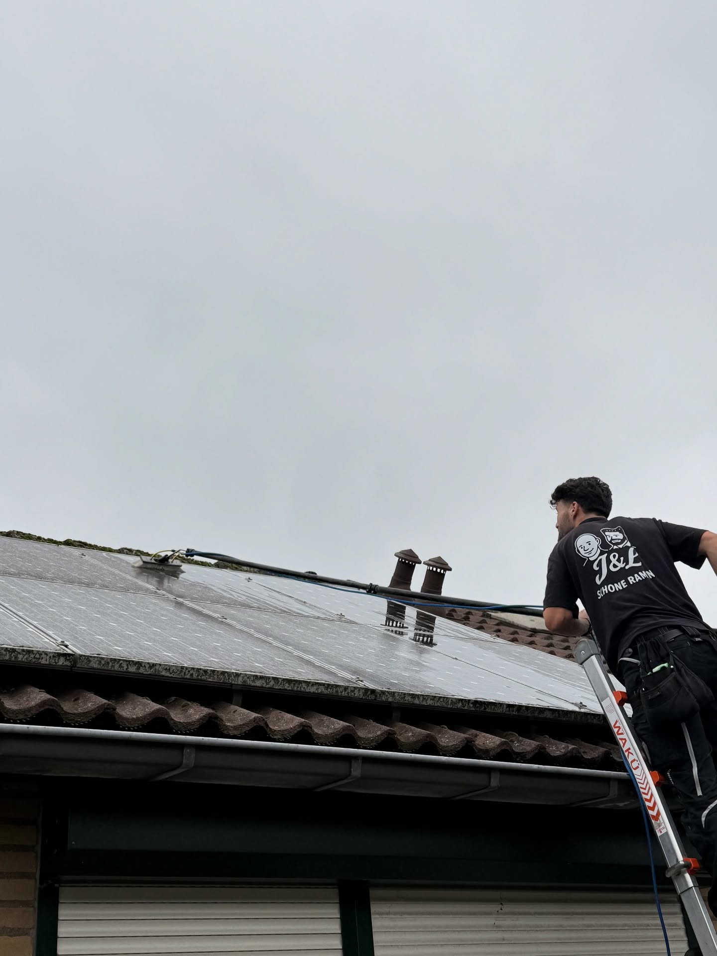 Poaah… wat waren deze zonnepanelen vies! 😅💦
Maar kijk ze nu eens stralen ☀️✨ Klaar om weer volle kracht te draaien 💪🔋
#zonnepanelenreinigen #voorna #jlschonereamen #buitenschoonmaak #stralendresultaat #cleaningtransformation #schoonmaaktijd #vakwerk #duurzaamonderhoud