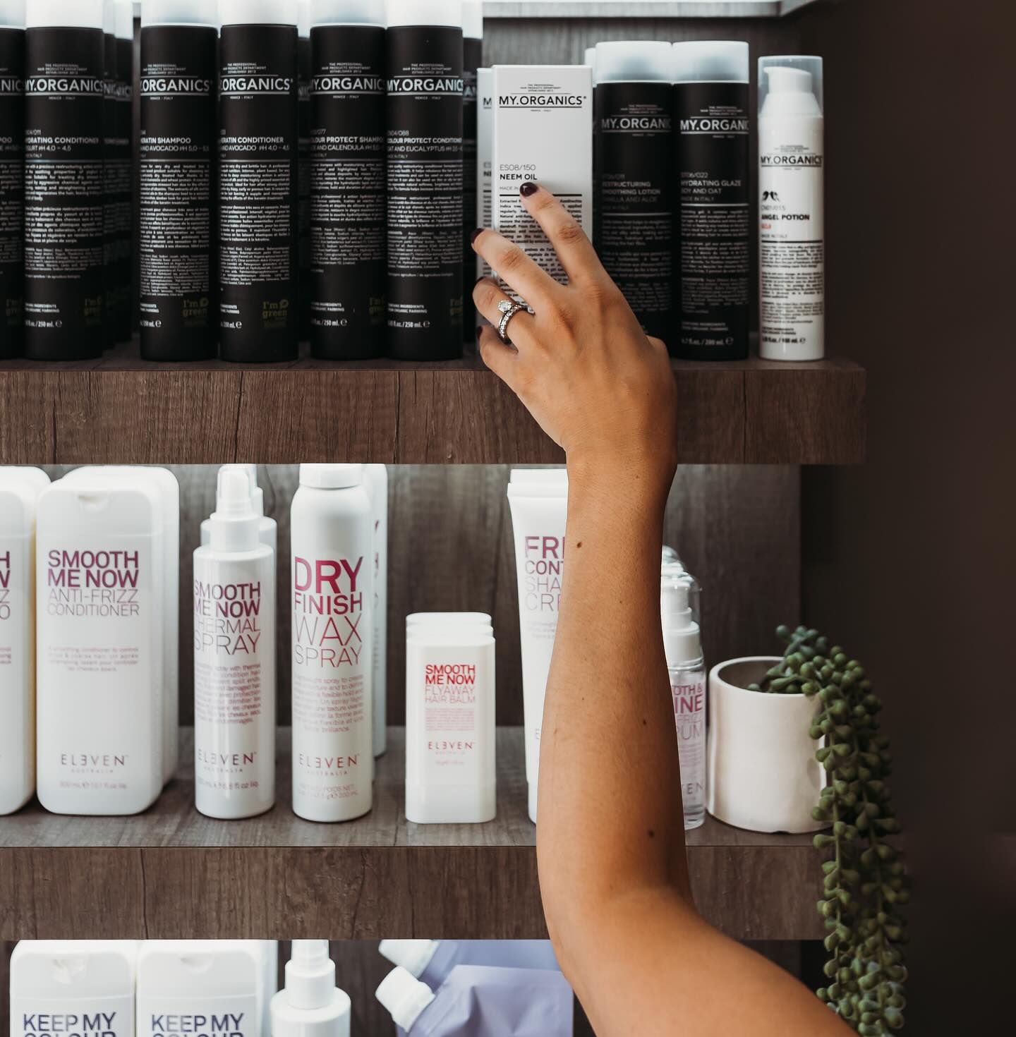 Liquid Gold 💛 @myorganics_uk “NEEM OIL”
Not only is Neem oil great for your hair it also has numerous benefits for your skin.
Skin benefits:
Ideal for those with sensitive or irritated skin, with its anti inflammatory ingredients it reduces redness and inflammation.
It also has anti ageing properties making it an ideal staple in your skin routine.
Neem oil is affective in treating acne thanks to its antibacterial properties. It helps to control excess oil in the skin and reduces the appearance of blemishes.
Hair/scalp benefits:
It’s anti inflammatory properties make it an ideal treatment for treating dandruff or psoriasis.
Or in general if you suffer from a dry or itchy scalp particularly this time of year it should definitely be a product in your cabinet at home.
It also helps revive dry hair and reduce split ends.