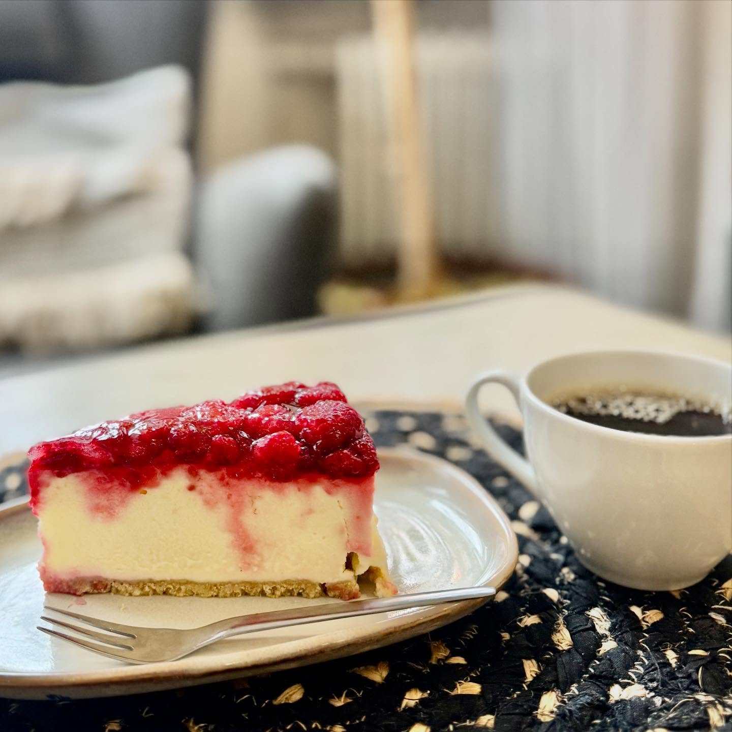 Herkullinen vadelmajuustokakku vain 5,20€!
Täyteläinen, raikas ja täydellinen herkku kahvin kanssa. Tule maistamaan jo tänään 🤤🤤🤤🤤