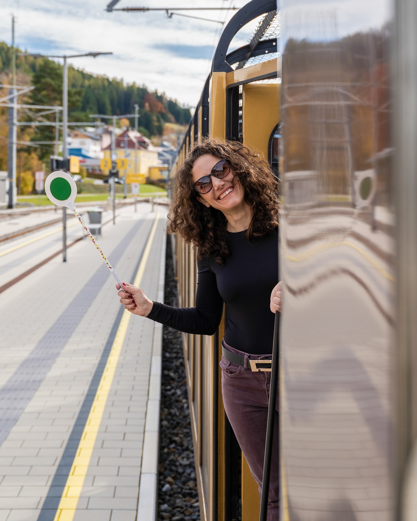 B i t t e e i n s t e i g e n 🚉 Nächster Halt: Samstag, 25. Oktober, 20.15 Uhr, ORF2. 😉 Danke fürs Foto @dinadoraaa 🙏
.
.
.
.
.
#9plätze9schätze #mariazellerbahn #abinsfinale #orf #happyme #behindthescenes #letztedreharbeiten