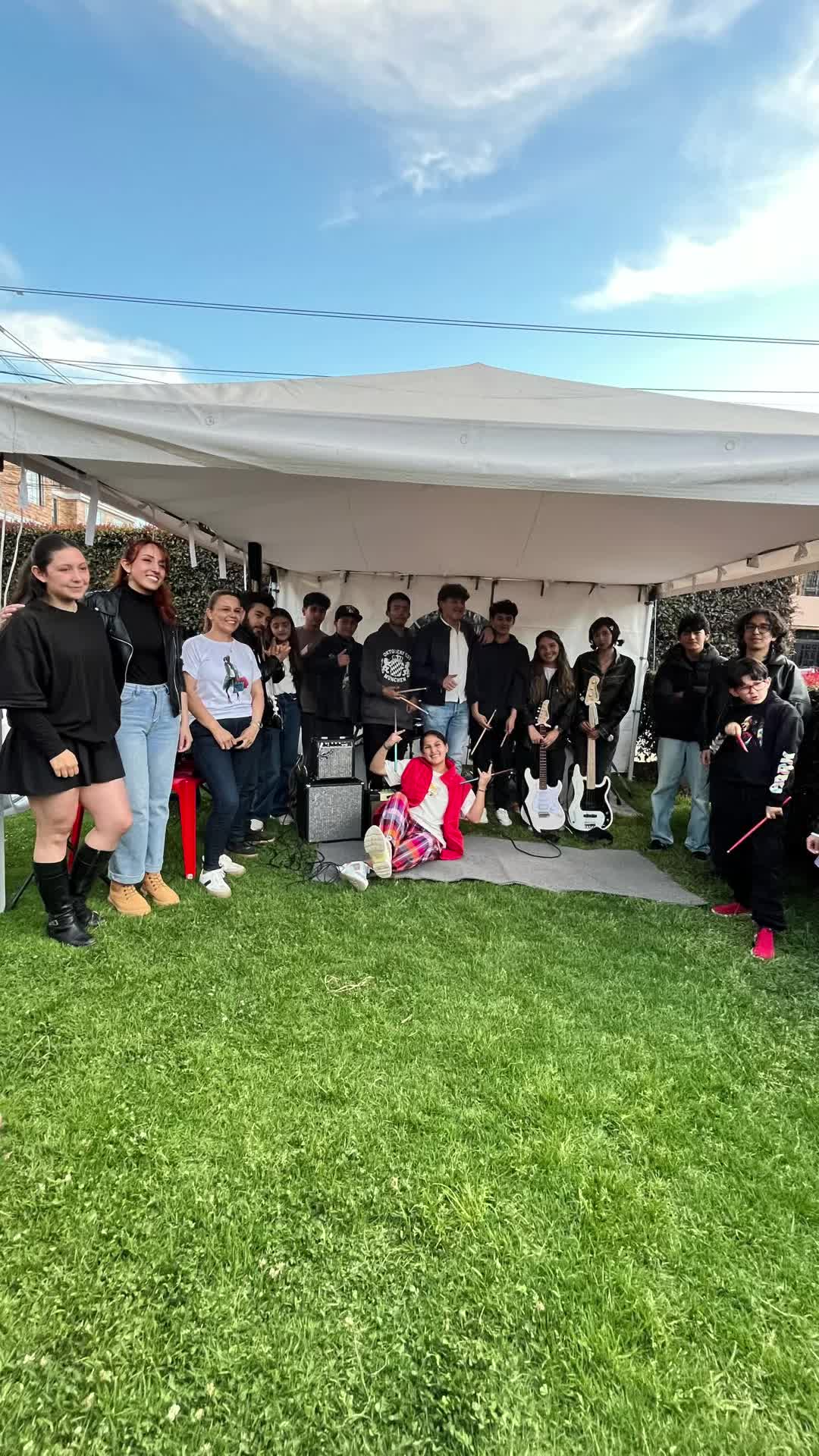 ¡El escenario se llenó de ritmo, talento y sonrisas! 🥁💫
Nuestros artistas brillaron con cada interpretación, mostrando todo lo aprendido con entusiasmo y confianza. 🌟
Fue una jornada llena de emoción, donde la música se convirtió en el puente perfecto para compartir con quienes más los inspiran: sus familias. 💜🎹
