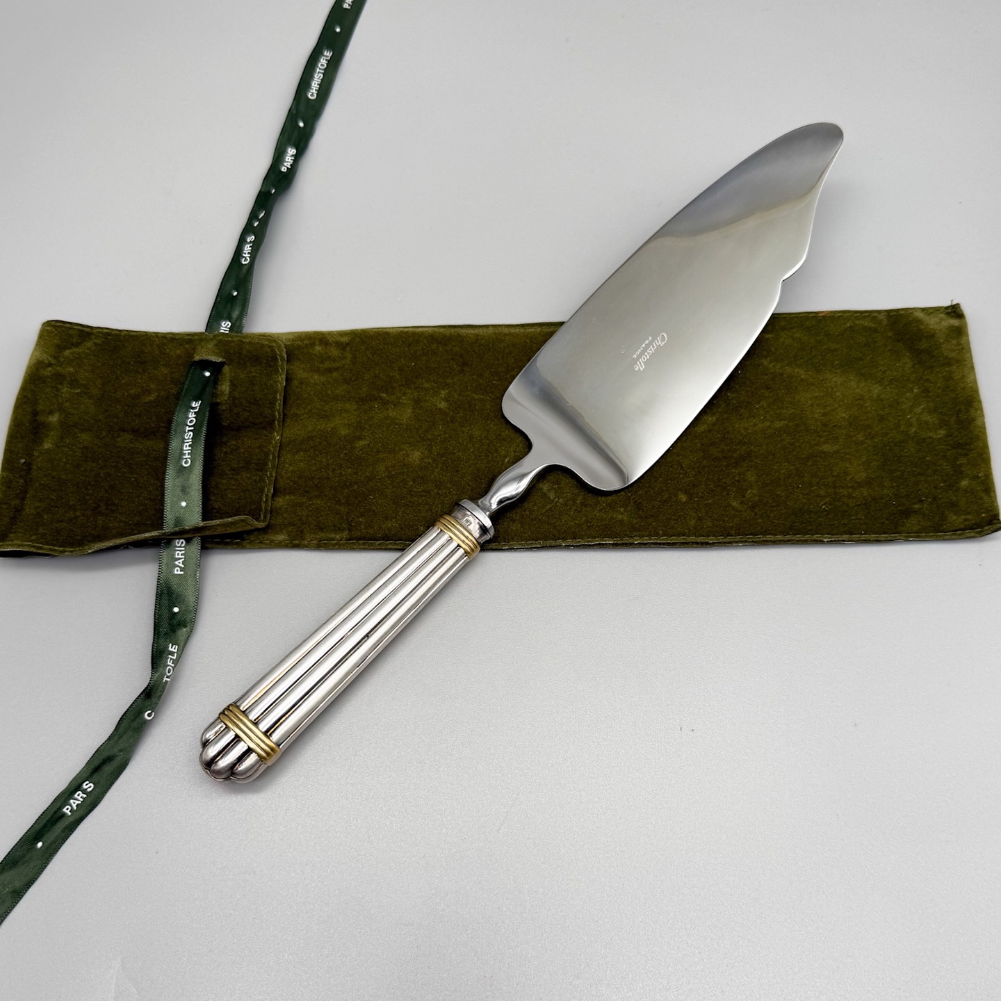 Christofle pelle à tarte Aria, métal argenté à bagues dorées .
Longueur : 27,5 cm
En parfait état , signée Christofle France dans son étui de protection.
🛒prix et disponibilité dans la boutique en ligne .
#argenterie #christofle #pelleatarte #aria #artdelatable #artderecevoir #dessert #gourmandise #raffinement #savoirfairefrançais🇫🇷 #antiquités #misslittlebottle