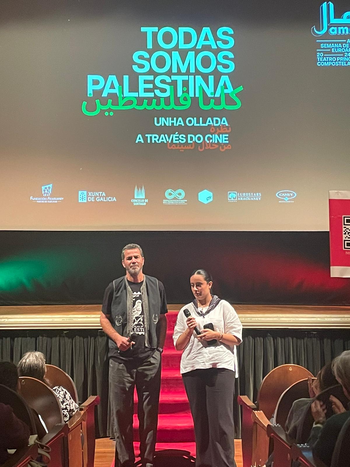 📸 Instantáneas da xornada de onte co encontro de @salehbakriart coa audiencia de Amal.
🎙️ Moitas grazas a @saritaashour por
exercer de mestra de cerimonias.
🍉 #todassomospalestina
#amal #fundaciónaraguaney #todassomospalestina #pontedeculturas #gaza #santiagodecompostela #TeatroPrincipal #galicia #mundoárabe #paisesárabes #arabworld #cine #cinema #películas #documentales #documentais #film #movie #movies #cinematography #festivaldecine #largometrajes #35mm #audiovisual @salehbakriart