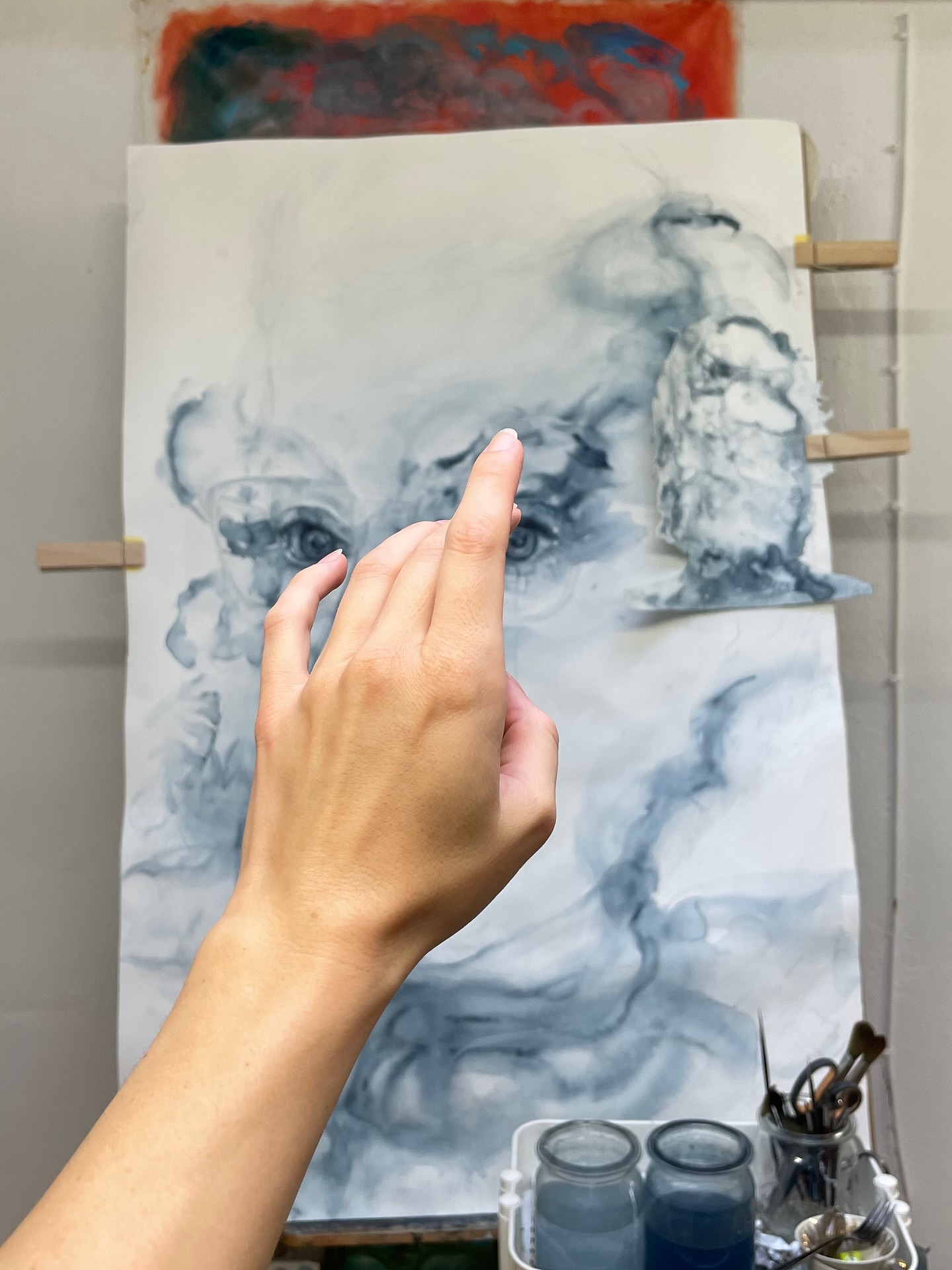 Noch 3 Tage bis zur Ausstellung. Die letzten Vorbereitungen laufen. Zwei der zehn neuen Werke werden dort zum ersten Mal gezeigt. Es fühlt sich an wie ein intensiver Abschluss einer langen Reise – konzentriert, lebendig, voller Vorfreude. 🖤