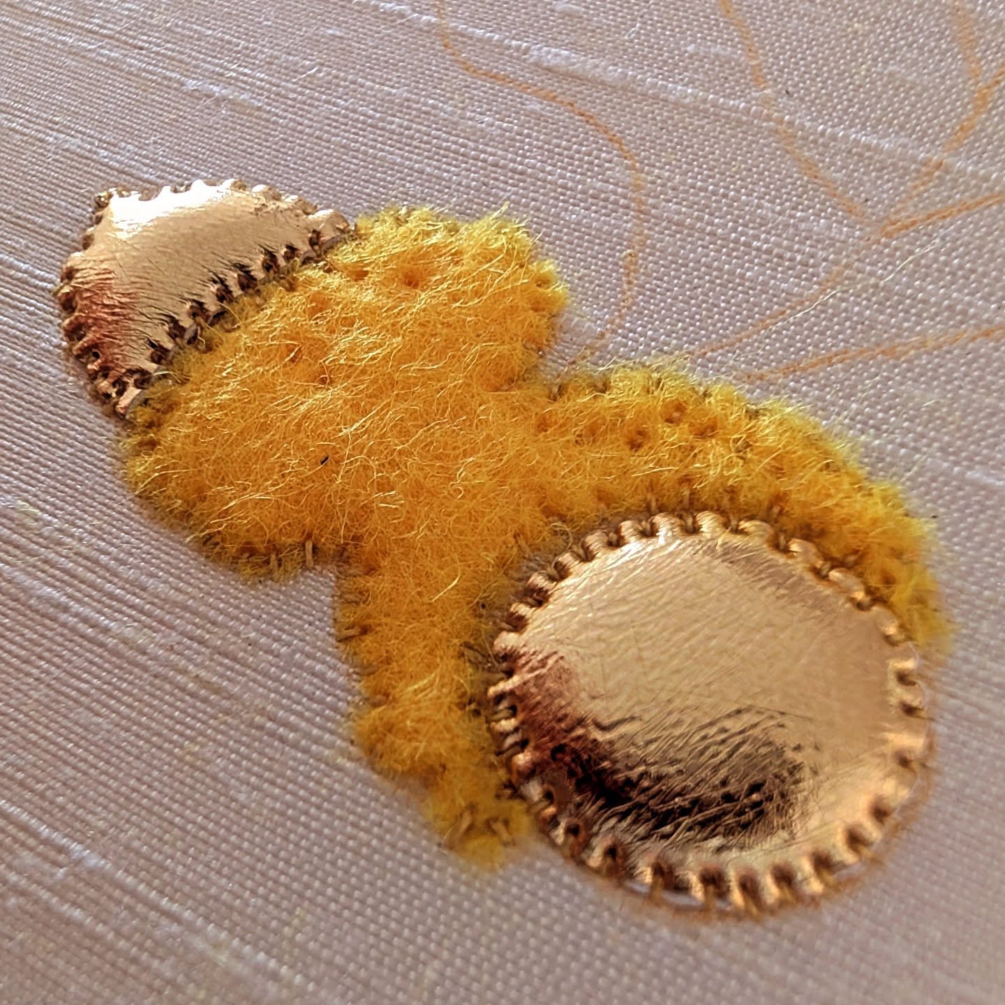 Working on another new class sample yesterday! 🎉
Super excited for this one as it's been on my to do list for a while but I finally have a reason to stitch it now! Details coming soon so watch this space!
It's half term here in the UK now (for some of us..when did October half term become 2 weeks?!?!)
My husband is volunteering with a lovely bunch of other volunteers for an amazing local project. They're building a Neolithic Hall for Stonehenge. So I have the next couple of days with the kids...not fully sure what we are going to do yet 🙈 Some baking is definitely on the cards!
#newclass #goldwork #embroideryinstaguild #embroiderylove #embroiderytutor #embroiderystudio