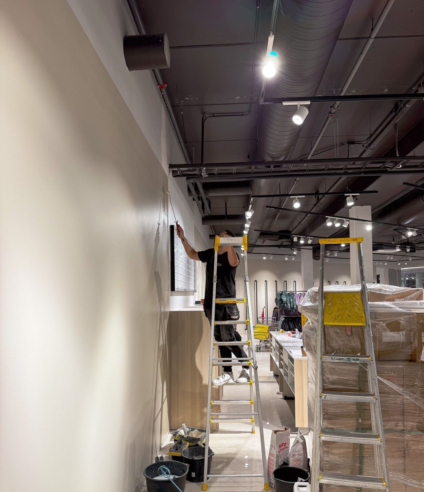 Detaljene i arbeid 🔩
Bak hvert ferdige lokale står dyktige fagfolk og godt samarbeid.
Her er vi på Kappahl Gulskogen og bidrar til ny butikk med gode håndverkstjenester og prosjektledelse.
#newshop #håndverk #prosjekt #butikkinnredning #byggeprosess