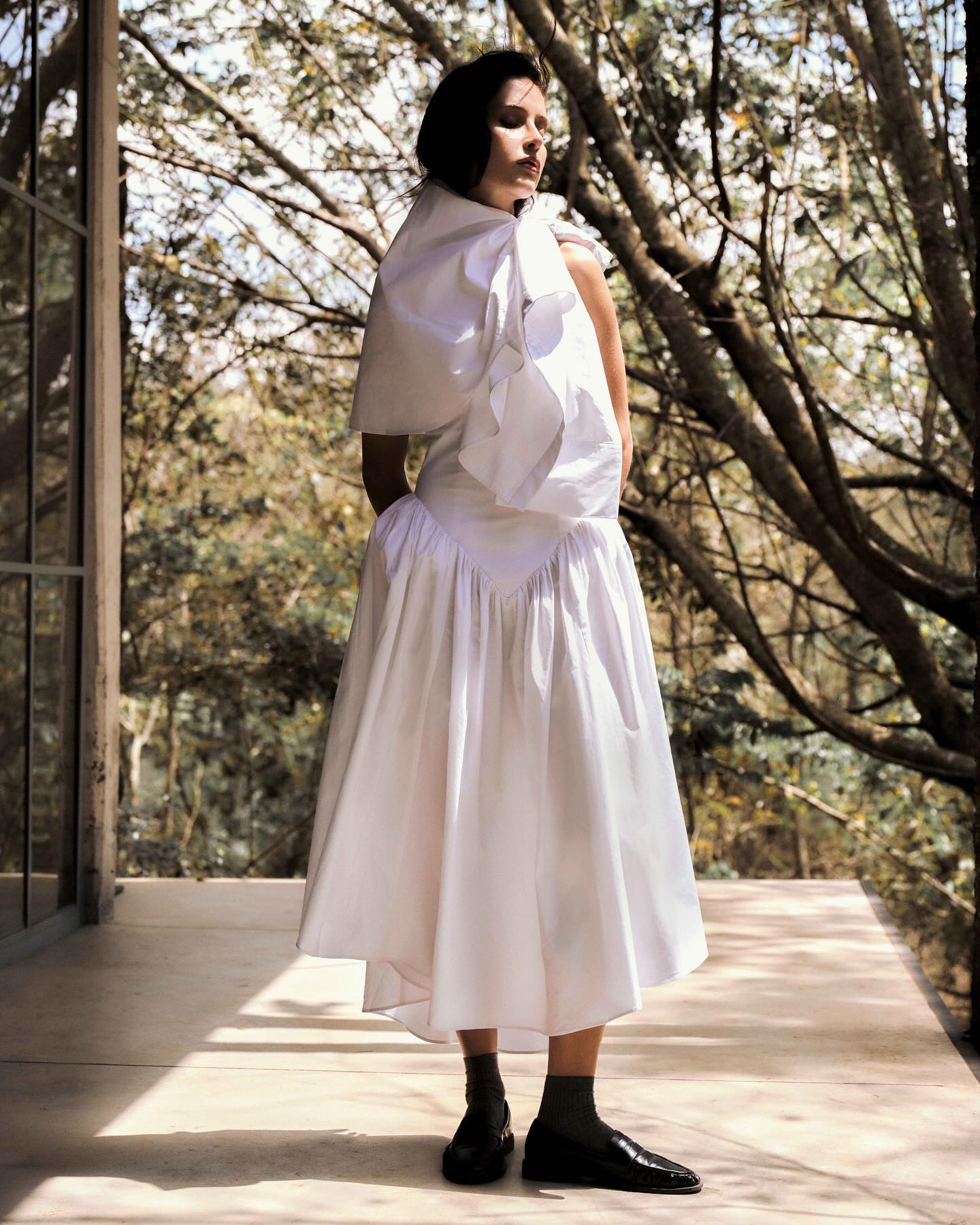 A collab Renner + Lívia Nunes explora a moda como ferramenta de expressão individual. Peças clássicas ganham novas possibilidades por meio do styling, permitindo que cada look reflita personalidade e atitude.
Blazers, camisas e calças se reinventam em proporções, volumes e detalhes que transformam o vestir em experiência criativa. É uma coleção que fala de liberdade, versatilidade e brasilidade, convidando quem veste a experimentar e reinterpretar o próprio estilo.
Mais sobre a coleção e suas múltiplas possibilidades de styling no link da bio.
#Renner #LiviaNunes #ModaVersátil #EstiloPessoal #FashionCollab #ModaSustentável #LookDoDia #JornalismoDeModa #EstiloAutêntico