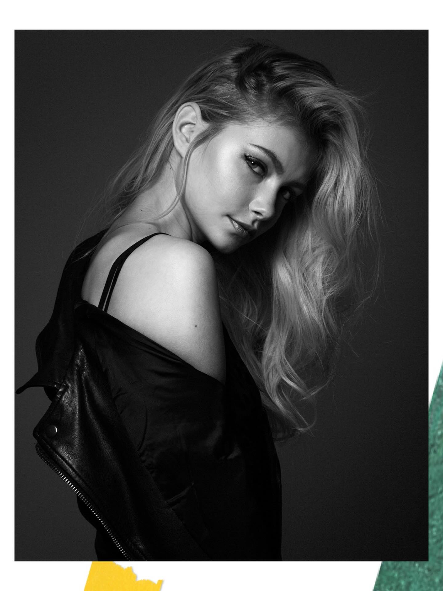 Elle ne pose pas, elle affirme.
Chaque ombre souligne la force, chaque éclat révèle l’émotion.