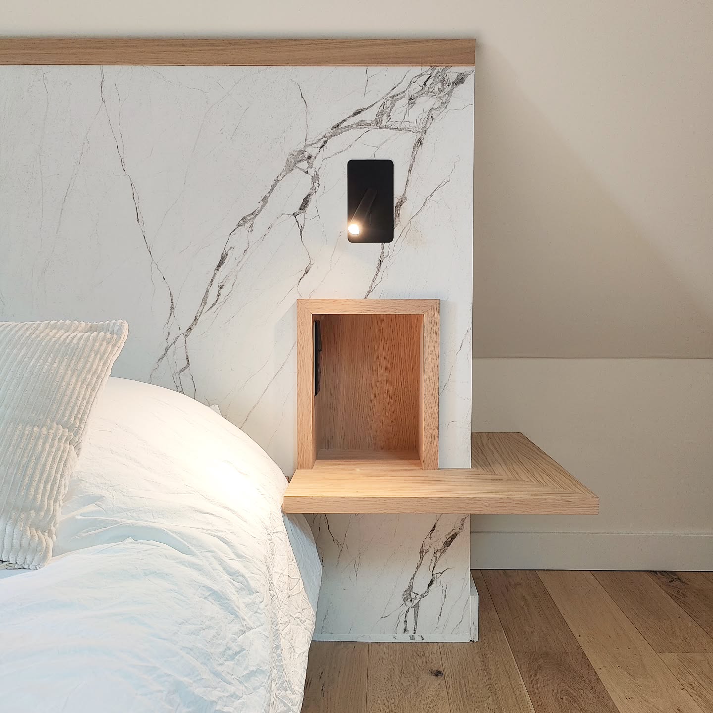 Tête de lit sur mesure design @gallishop
Carreaux xxl + niche et tablette en chêne
#architecteinterieur #gallishop
#architectedinterieur #decorateur
#archideco #designerinterior
#interiordesign #têtedelit #bedroom #chambre #designespace #realisation #creation #design #surmesure #agencement #conception #chene #wood #bois