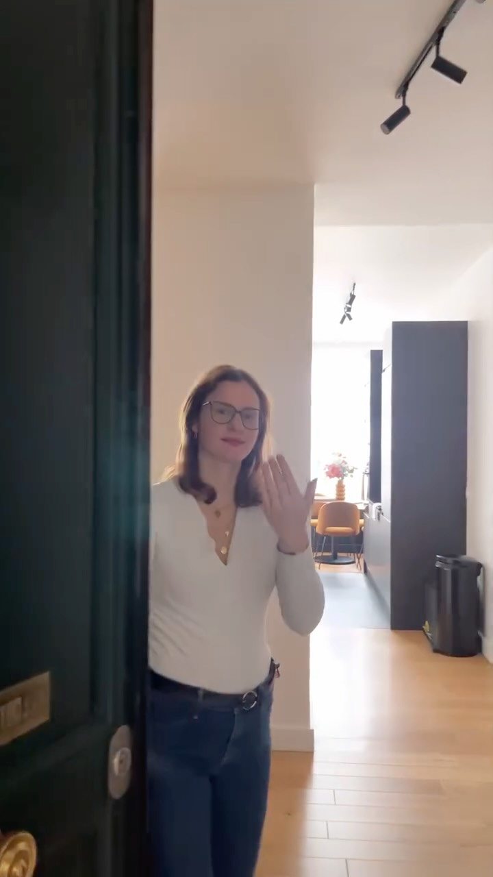 Come with us on this tour! ✨
This luxurious 120 m² Parisian apartment, perfect for up to 8 guests, is ideally located in the heart of the Marais – a historic and trendy district.
Once a charming workshop, it now offers 3 cozy, air-conditioned bedrooms, 2 modern bathrooms, and a spacious loft-style living area, also fully air-conditioned, for ultimate comfort during your Paris stay. ❄️
You’ll be just 3 minutes from the National Archives Museum, 10 minutes’ walk to Châtelet–Les Halles with its trendiest shops, and only 15 minutes on foot to the Louvre Museum. 🖼️
Air conditioning throughout ensures a cool and relaxing retreat in the City of Lights. 🗼
Suivez-nous pour cette visite ! ✨
Ce luxueux appartement parisien de 120 m², pouvant accueillir jusqu'à 8 personnes, est idéalement situé au cœur du Marais, quartier historique et branché.
Ancien atelier de charme, il offre aujourd'hui 3 chambres cosy et climatisées, 2 salles de bains modernes et un spacieux séjour de style loft, également entièrement climatisé, pour un confort optimal pendant votre séjour à Paris. ❄️
Vous serez à seulement 3 minutes du Musée des Archives nationales, à 10 minutes à pied de Châtelet-Les Halles et de ses boutiques les plus branchées, et à seulement 15 minutes à pied du Musée du Louvre. 🖼️
La climatisation intégrale vous assure un havre de paix et de détente dans la Ville Lumière. 🗼
#evengestion #parisianstay #rental #BookYourStay #bookyourstay #realestategoals