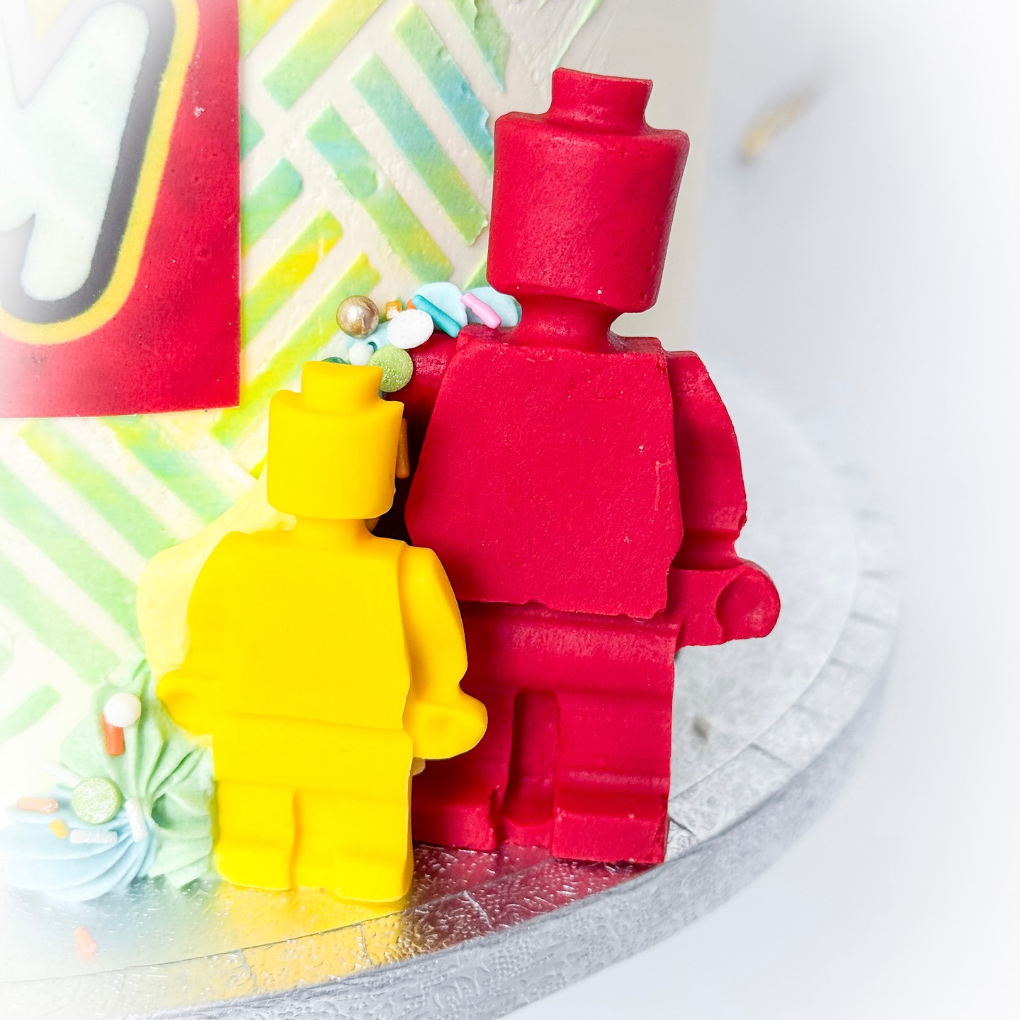 De dagen worden korter en natter!
.
Hier in huis wordt er dan veel met Lego gespeeld!
Heerlijk bouwen! Lego Mario, Lego Disney en Lego bloemen zijn favoriet…
.
Zo leuk dat ik dan vorige week deze taart mocht maken voor Sem!
.
#legotaart #glutenvrijetaart #glutenfreecake #verjaardagstaart #birthdaycakeideas #legocake #glutenvrij #glutenfree #vrijvangluten #glutenvrijgenieten #glutenvrijgenietenvooriedereen #cakemehappy #cakemehappyglutenfree #hendrikidoambacht
