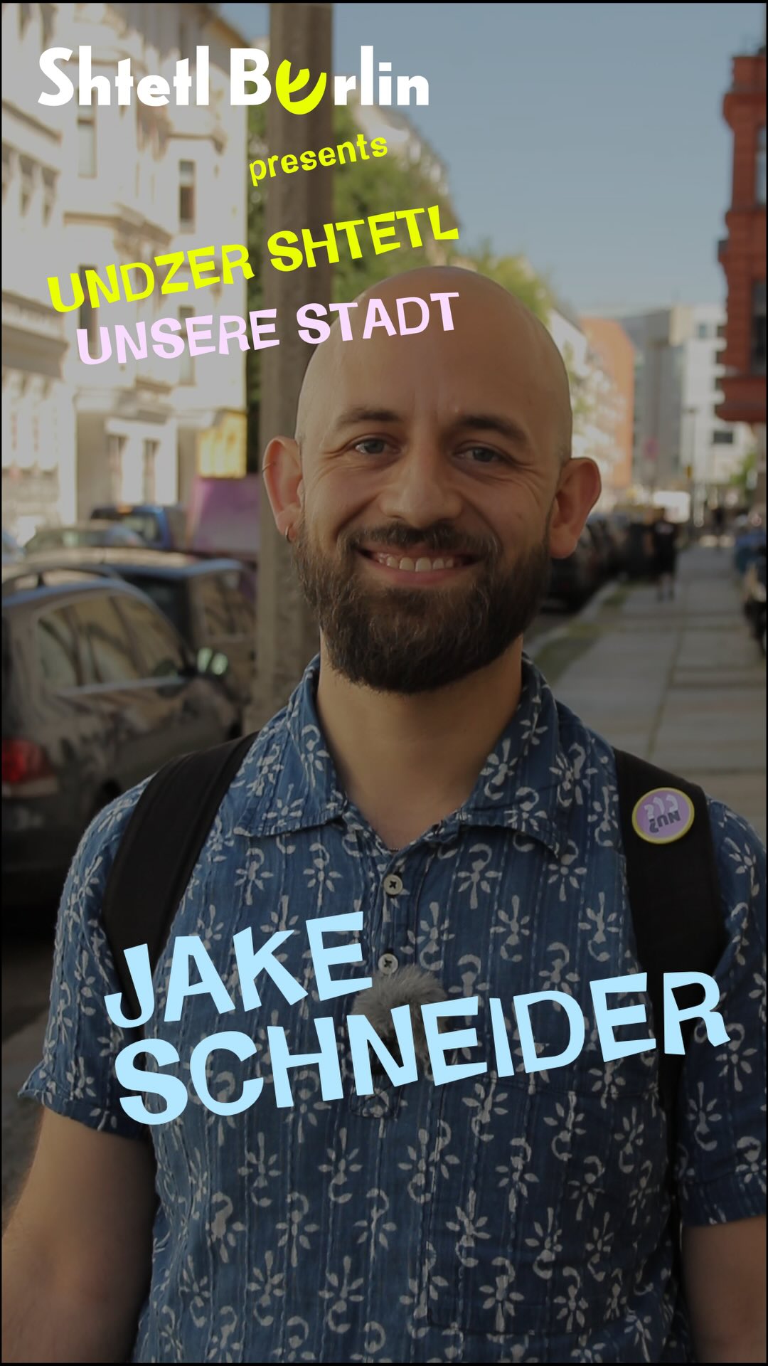 Jake Schneider is a Yiddish activist, poet, translator, collagist, and independent researcher whose projects often create spaces for living Yiddish.
@jakeausdemschneider
The Yiddish Grenadierstraße street sign was an artistic intervention by Sebestyén Fiumei, 2021. Photo by Arndt Beck.
Who else lives in our shtetl?
Follow @shtetlberlin and come to our events to discover the diverse community of people creating Yiddish culture in Berlin.
—> for more info visit www.jakeschneider.eu & www.shtetlberlin.com
Videos: @magdalenahutterfilm
Idea and production: @cowboyhasid
Created as part of the project ‘Undzer Shtetl, Unsere Stadt’ supported by the Aktionsfonds gegen Antisemitismus, Senatsverwaltung für Kultur und Gesellschaftlichen Zusammenhalt.
#jakeausdemschneider #YiddishBerlin #VisitBerlinsYiddishland #berlinhistory #shtetlberlin #yiddish #yiddishlanguage #yiddishkeit #yiddishmusic #klezmer #JewishCulture #ShtetlBerlin #BerlinEvents #KlezmerJam #LiveMusicBerlin #MusicBringsUsTogether #BerlinCulture #BerlinNights #BerlinCommunity #WorldMusic #CulturalHeritage #KlezmerSpirit #YiddishSoul #ShtetlVibes
