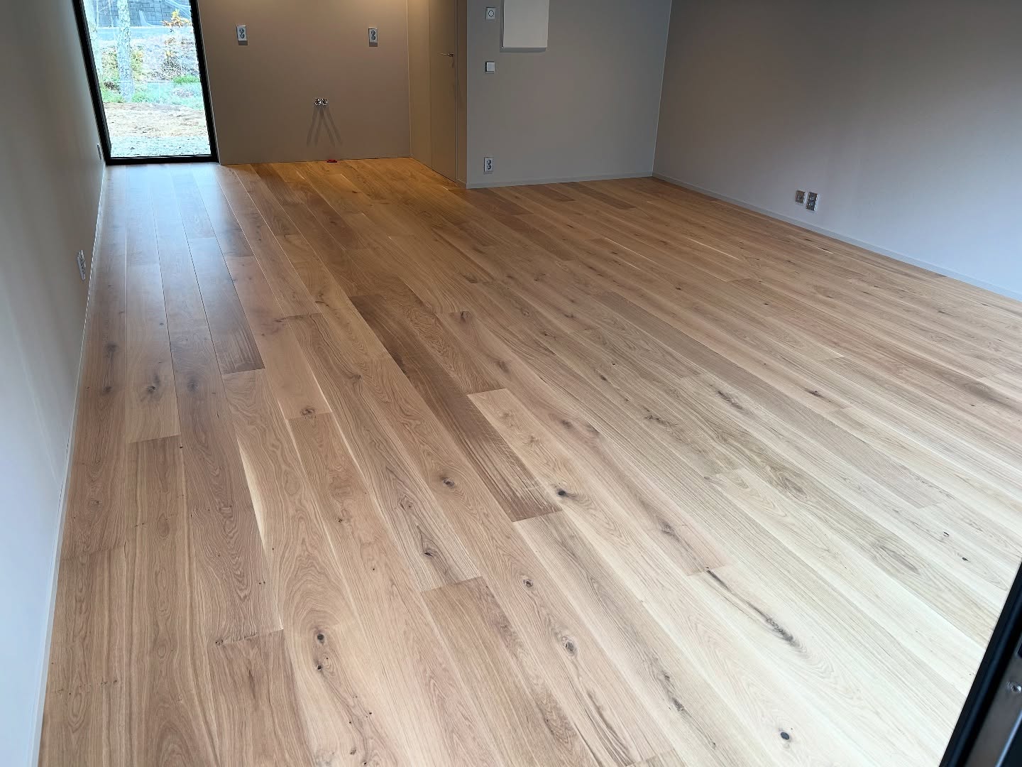 Förra veckan la Jonathan det här snygga golvet i ett blivande hemmagym! 🪵🏋🏼
#NybeByggentreprenad • #FamiljeföretagSedan1964