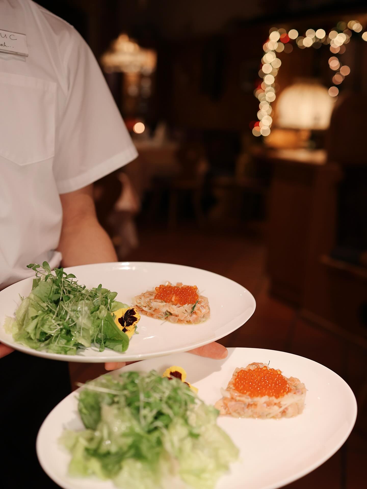 ✨ Pure Frische | Lachsforellen-Tatar mit Kaviar 🐟
Zartes Lachsforellen-Tatar aus unserer hauseigenen Fischzucht, delikat abgeschmeckt mit feinem Meersalz, einem Hauch frischer Zitrone und edlem schwarzen Pfeffer. Begleitet von einem knackigen Salat-Bouquet und gekrönt von schimmerndem Lachsforellen-Kaviar – eine Symphonie der Aromen, die auf der Zunge tanzt.
Diese raffinierte Komposition vereint Frische und Qualität direkt aus unserer eigenen Zucht mit der Kunst der französischen Küche. Jeder Bissen offenbart neue Nuancen – von der zarten Frische der Forelle bis zum sanften Platzen des Kaviars. Regionalität und Genuss auf höchstem Niveau. 🌿🧡✨
#Feinschmecker #Gastronomy #FoodArt #Tartare #Lachsforelle #Trout #Kaviar #FineGining #Gourmet #ChefLife #PlatingGoals #FoodPhotography #CulinaryArt #FoodLover #InstaFood #RestaurantLife #GourmetFood #Regional #Nachhaltigkeit #FarmToTable #EigeneFischzucht #Frische #ChefsOfInstagram #FoodStagram #Genuss #Qualität