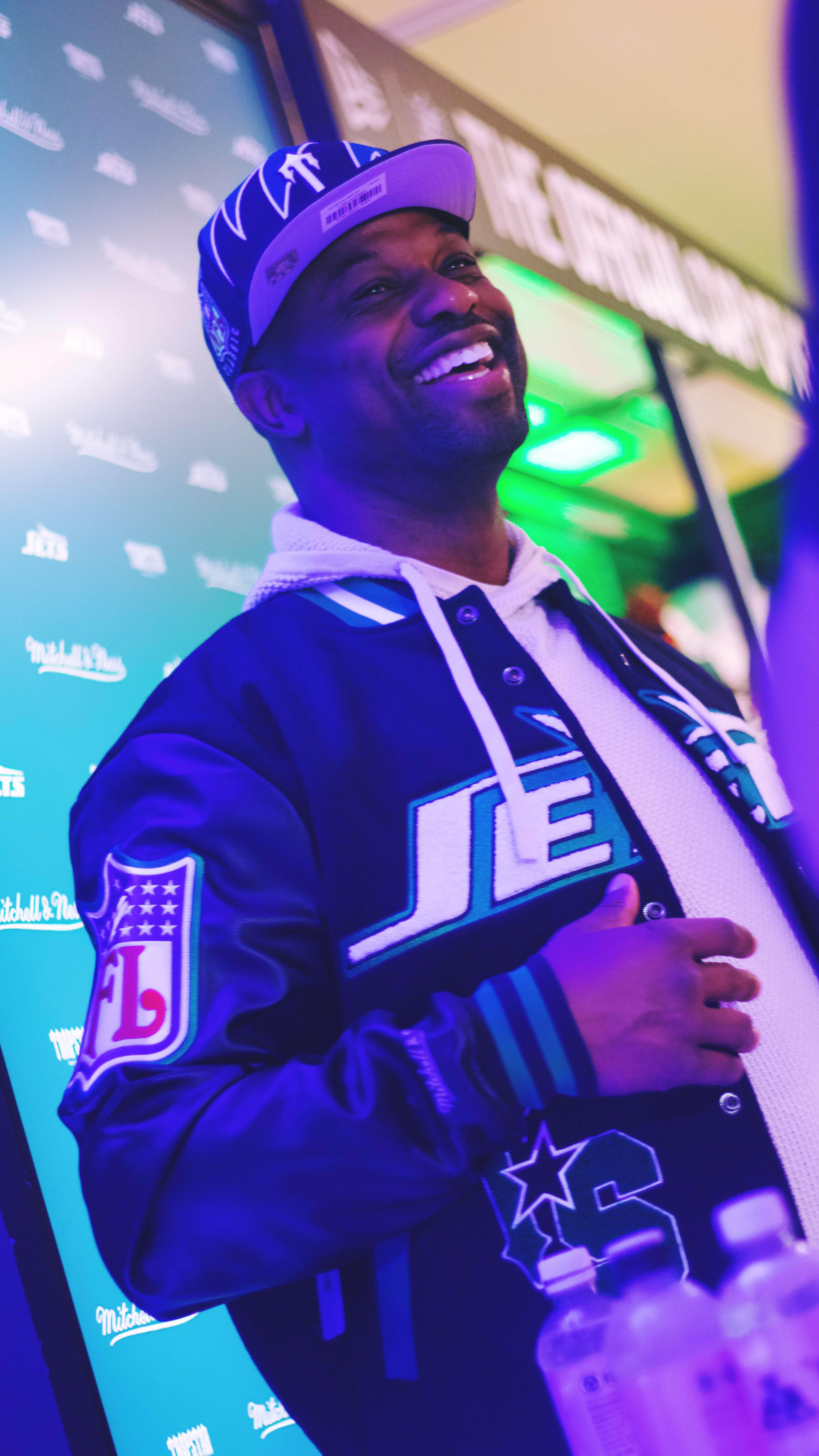Recently Covered the NFL London games official merch store NFL store Europe.. An awesome day with two very cool appearances from NFL legends Bart Scott and Marvin Mims Jr 🤩
I’ll be posting the above here now the commission has been signed off.
Drop me a DM to negotiate a similar package for your brand.
