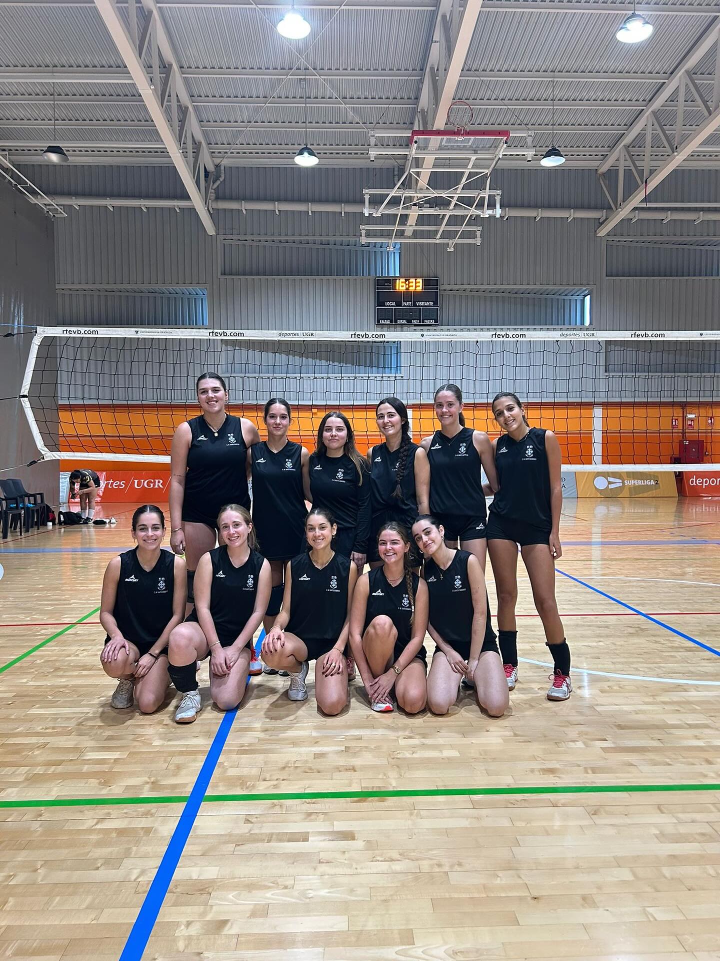 El pasado 20 de octubre disputamos el primer partido del trofeo rector de Colegios Mayores y Residencias Universitarias. Nuestras chicas jugaron contra la Residencia Madre Teresa Rodón y aunque no conseguimos la victoria, seguimos con mucha ilusión y ganas para el siguiente.