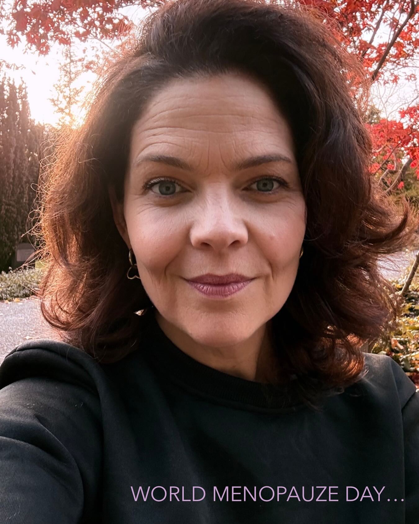 Afgelopen zaterdag was het Wereld Menopauzedag.
Zo’n dag die je misschien voorbij ziet komen en denkt: “Ja hoor, weer zo’n themadag.”
Maar hé, dit is er eentje om wel even bij stil te staan.
Ik vind het onwijs belangrijk dat vrouwen begrijpen wat er in hun lichaam gebeurt in deze fase van hun leven.
Want als je weet waarom je klachten hebt, kun je er ook echt iets mee.
Wist je dat veel vrouwen juist in deze periode uitvallen op hun werk door overgangsklachten?
Het ziekteverzuim onder vrouwen in de overgang is de laatste jaren ook flink gestegen!
De overgang en menopauze zijn geen aan-uitknopmoment, maar een hele fase waar wij als vrouwen doorheen gaan.
Een periode waarin je lichaam letterlijk verandert, van vruchtbaarheid naar onvruchtbaarheid.
En wist je dat dat proces vaak al rond je 40e begint?
Vanaf ongeveer je 35e à 40e levensjaar beginnen onze vrouwelijke hormonen, oestrogeen en progesteron, langzaam te schommelen en af te nemen.
En dat merk je. Niet alleen aan opvliegers of nachtzweten, maar ook aan je energie, je huid, je stemming, je concentratie..
zelfs aan je spiermassa en vetverdeling.
Het kan voelen alsof je lijf ineens z’n eigen regels volgt.
Sommige vrouwen herkennen zichzelf niet meer, en dat is frustrerend!
De menopauze zelf is het moment dat je 12 maanden geen menstruatie hebt gehad.
De overgang is alles wat daaraan voorafgaat: die jaren waarin je lichaam zich klaarmaakt voor een nieuwe hormonale balans.
En ja, dat is soms pittig.
Maar je lichaam vraagt in deze fase niet om strengheid , het vraagt om zachtheid.
Om de juiste voeding, voldoende rust, beweging en vooral: bewustwording.
Daarom geef ik mijn workshop Boost je hormonen,
om vrouwen bewust te maken van wat er vanaf ongeveer hun 35e in hun lichaam verandert.
Een inspirerende avond waarin ik je meeneem in de wereld van hormonen, voeding en leefstijl.
Zodat jij beter begrijpt wat jouw lijf nodig heeft in deze fase van je leven 💜
👉 Nieuwsgierig?
Kijk even op www.brainstof.com/diensten
en claim je plekje voor de volgende editie op 22 januari 2026.