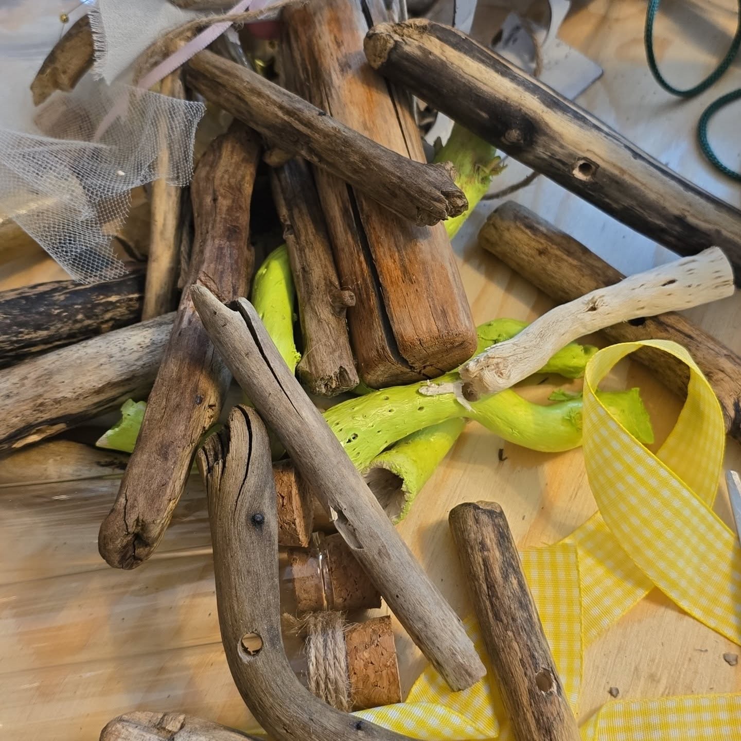 😍 Et une nouvelle commande spéciale avec bois flottés cette fois. J'ai hâte de les terminer!
🪵Le bois flotté. Ces branches qui ont flotté plusieurs jours, semaines, mois, au gré des caprices de la météo. Tantôt ☀️, Tantôt 🌧, tantôt 🌬.
🚶🏻♀️J'aime aller chercher et trouver ces branches aux formes particulières. Elles ont toutes une histoire bien à elles.
💻 www.entrelacsetmontagnes.ch
📲 Prends contact si tu as des questions ou demandes.
Isabelle