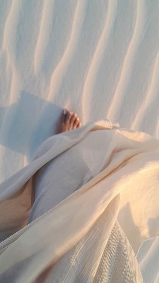 Jouw verlangen is er VOOR jou🤍
Als ik één ding heb mogen ontdekken, dan is het dat we allemaal verschillende verlangens hebben.
Verlangens groot en klein, diep aanwezig of vanuit een fluisterende stem.
Deze verlangens zijn er niet voor niks.
Ze zijn er VOOR jou. 💫
Een verlangen wil je iets helder maken, iets laten voelen, iets laten ontluiken.
Een wat dat verlangen ook is, het is JOUW verlangen. Een verlangen geeft richting, het vraagt je fluisterend... volg mij, zie mij, hoor mij.
Wat verlangt jouw hart? Waar voel je jaloezie, waar word je getriggert? Allemaal ingepakte cadeautjes die je laten zien waar je verlangt heen te gaan!
Volg je verlangen, ontmoet het.
Jij mag er zijn mooi mens🤍
•
•
•
•
•
•
•
Als je niet goed weet wat jouw richting is, je verlangt naar helderheid, verlangt naar stappen zetten in jouw leven. Weet dat je welkom bent.🤍
In mijn 1 op 1 trajecten gaan we hiermee aan de slag. Persoonlijk, in afstemming, helderheid en met ruimte voor jou.
#helderheid #verlangen #desire #coaching #coach #jouwweg #innerwork #intuïtie