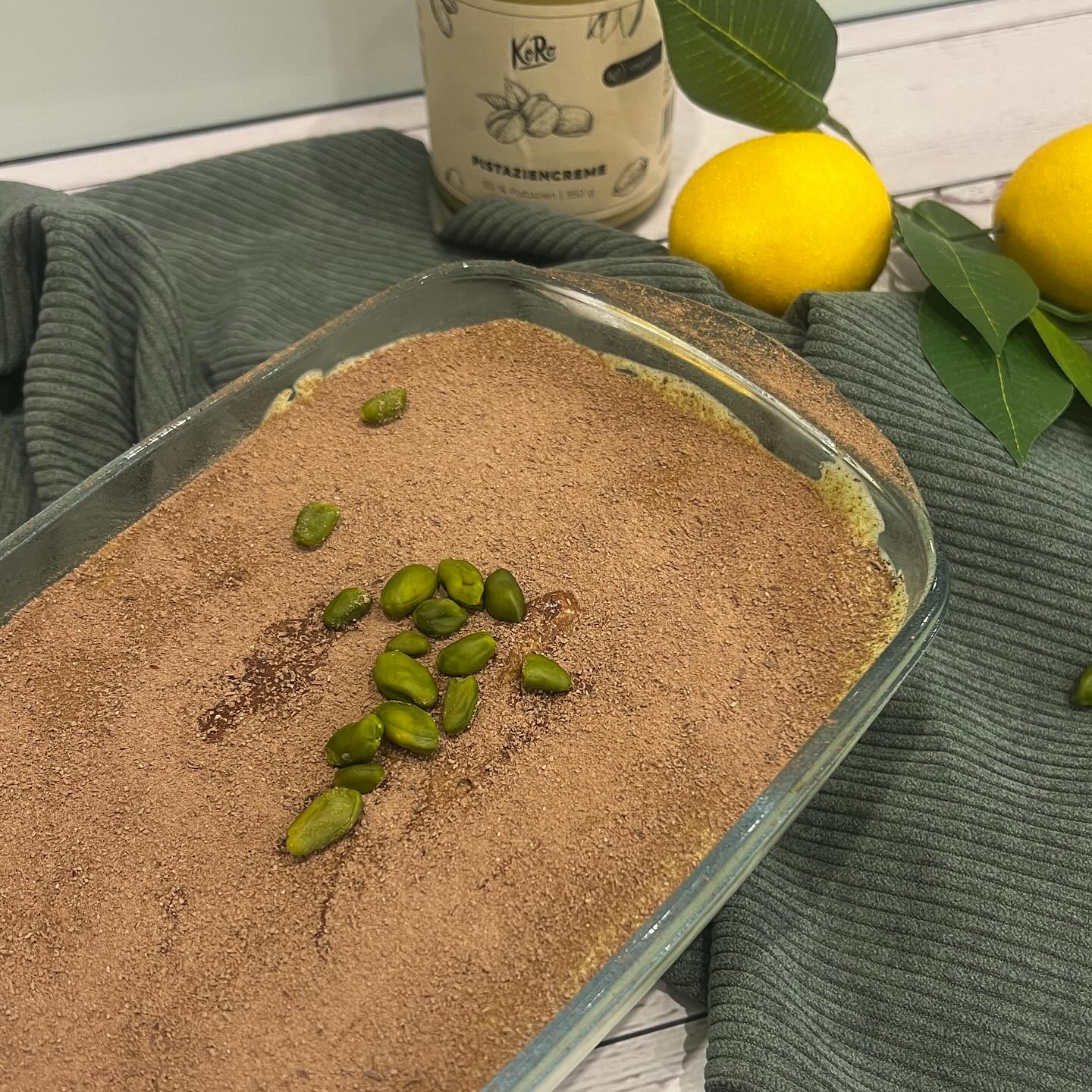 Pistazien-Tiramisu
Pistazienfans aufgepasst.
Dieses cremige Pistazien-Tiramisu ist pure Dessertliebe – samtig, leicht nussig und unwiderstehlich lecker. Ein Klassiker neu inspiriert.
Zutaten für 6 Personen:
2 dl Vollrahm
250 g Mascarpone
100 g Pistaziencreme (KoRo *)
2 EL Pistazienlikör
1 TL Vanilleextrakt
3 EL Puderzucker
250 g Löffelbiskuits
2 dl Espresso, stark
2 EL Amaretto
20 g Pistazien, grob gehackt
Kakaopulver
Zubereitung;
Den Vollrahm in einer Schüssel schlagen bis er steif ist.
Den Mascarpone in einer weiteren Schüssel mit der Pistaziencreme, Puderzucker, Vanilleextrakt und Likör gut verrühren, bis eine glatte Creme entsteht.
Nun den geschlagenen Rahm vorsichtig unterheben.
Kaffee und Amaretto in einem tiefen Teller verrühren.
Die Löffelbiskuits kurz darin tränken und in einer grosse Form oder portionsweise in Schälchen, eine Schicht auslegen.
Die Hälfte der Pistaziencreme darauf verteilen.
Den Schichtvorgang mit den Löffelbiskuits wiederholen und die restliche Creme deckend darüber geben.
Das Tiramisu zugedeckt für ca. 2 Stunden im Kühlschrank kühl stellen.
Kurz vor dem Servieren mit Kakaopulver bestreuen und gehackte Pistazien darauf verteilen.
En Guete!
* Werbung (selbstgekauft)
#thekitchenwitches #Tiramisu #dessert
#tiramisulover #dessertlovers #dessertlover #desserttime #pistazien #pistacio #lecker #deliciousfood #delish #delicado #nachtisch #dolce #rezepte #recipes #schichtdessert