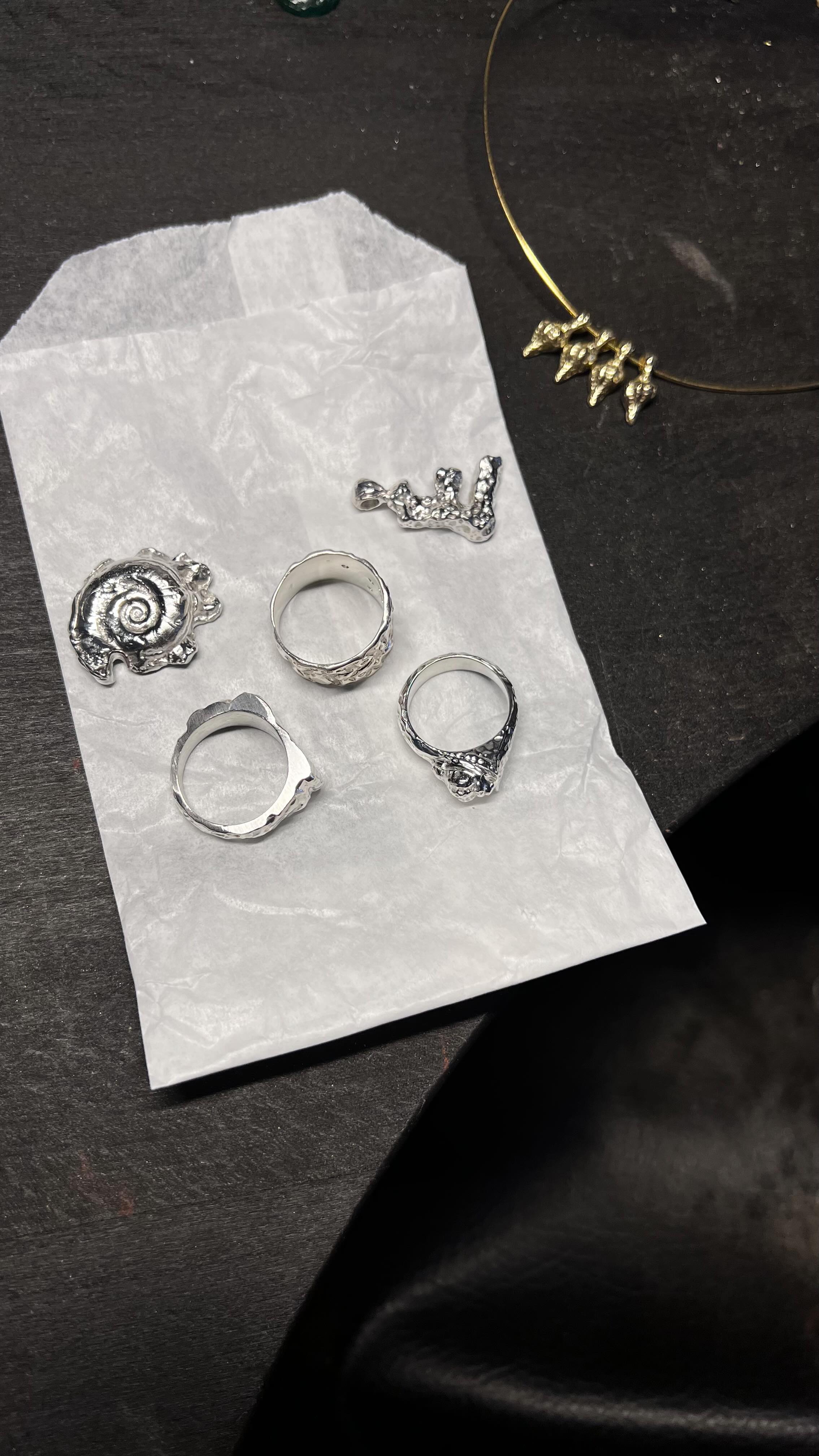 Ce fossile a mis des millions d’années à se former… et je viens d’en faire une bague en quelques heures.
— Empreinte d’un temps révolu, figée dans le métal.
Cette ammonite, trouvée dans le jardin, devient le cœur d’une nouvelle création à l’atelier Forma Prima.
Une bague qui raconte des millions d’années d’histoire… en une seule empreinte.
⟡ Façonnée à la main
⟡ Technique de la cire perdue
⟡ Inspirée par la terre et le vivant
Atelier de création Forma Prima
#fossile #bijouxartisanaux #jewelrymaking #cireperdue #formaprima #slowcreation #empreintedenature #handmadejewelry #ammonite #histoirevivante #bijouxuniques #baguecoquillage #bagueammonite