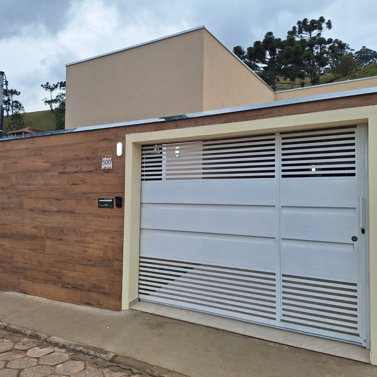 Novíssimas e excelentes casas em Delfim Moreira!
Primeira moradia, tudo novinho e feito pensando em cada detalhe! Excelente casa com 2 quartos, sala e cozinha integradas, banheiro amplo e área de serviço, garagem para 1 carro.
Acabamento de primeira, bancadas em granito, box no banheiro, esquadrias de vidro. Cômodos bem amplos!
Localização ótima, próxima ao centro.
R$1500,00