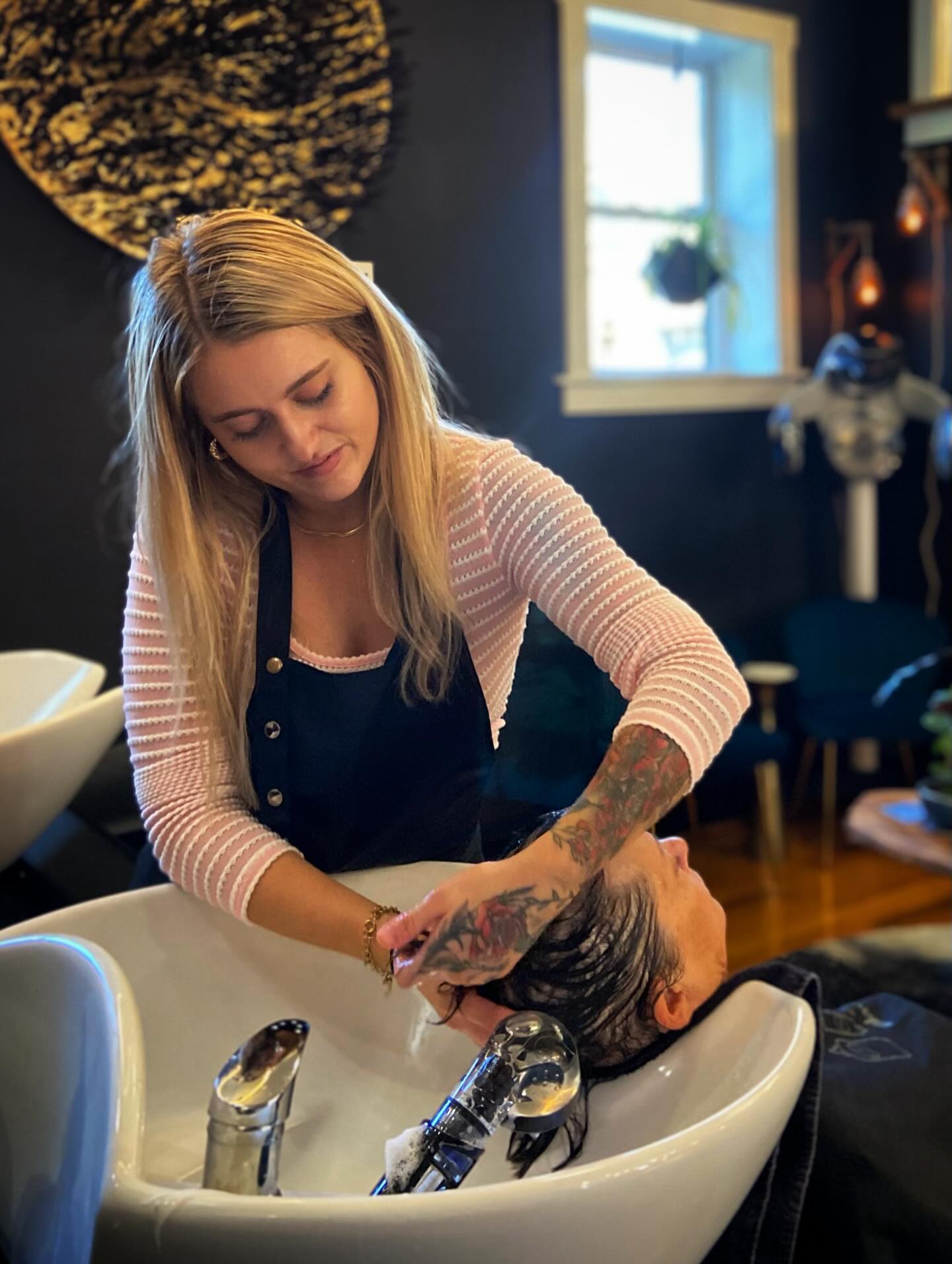 Mia at the shampoo bowl, providing a moment of zen 🧘
.
.
.
#washandblowdry #shampooandconditioner #shorthaircut #davinesproducts #oribeproducts #momentofzen #hairsalons #westernmass #northamptonma