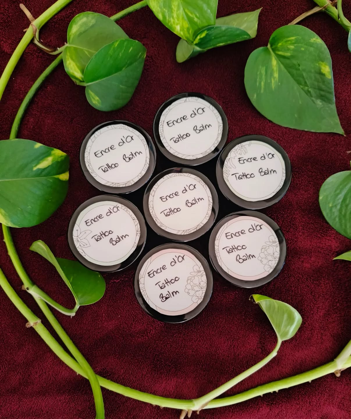 ✨ New ✨
Ab morgen in meinem Studio erhältlich! Mein eigener, 100% natürlicher Tattoo Balm mit hochwertigen bio Zutaten ❤️
Mit Liebe für euch zubereitet ❤️
Der Balsam pflegt die Haut und unterstützt den Heilungsprozess. Zudem hat er einen zarten, feinen Duft der die Sinne erblühen lässt.
Eignet sich auch perfekt für normale (untätowierte) Haut und als Lippenpflege ❤️
Ps: bald gibt es auch eine schönere Etikette 😉
✨✨✨
✨ Nouveau ✨
Disponible dès demain dans mon studio ! Mon propre baume de soin pour tatouages 100 % naturel, à base d'ingrédients bio de haute qualité ❤️
Préparé avec amour pour vous ❤️
Ce baume nourrit la peau et favorise le processus de cicatrisation. Il dégage également un parfum délicat et raffiné qui éveille les sens.
Convient également parfaitement aux peaux normales (non tatouées) et comme soin pour les lèvres
❤️
Ps: bientôt aussi avec une plus jolie étiquette 😉
✨ Encre d'Or ✨
